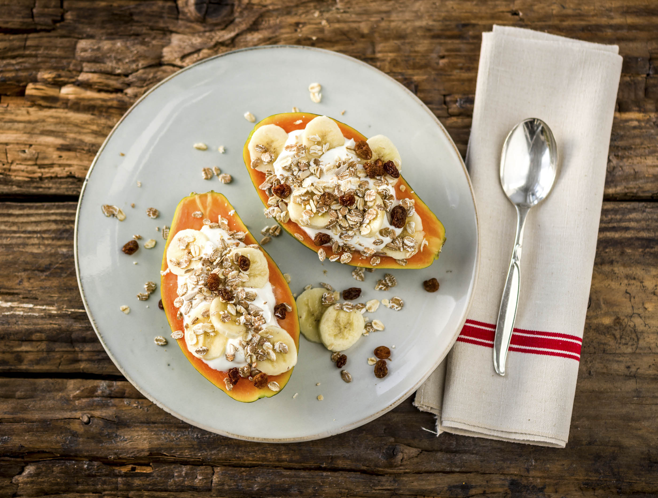 Papayaboten met yoghurt en granola