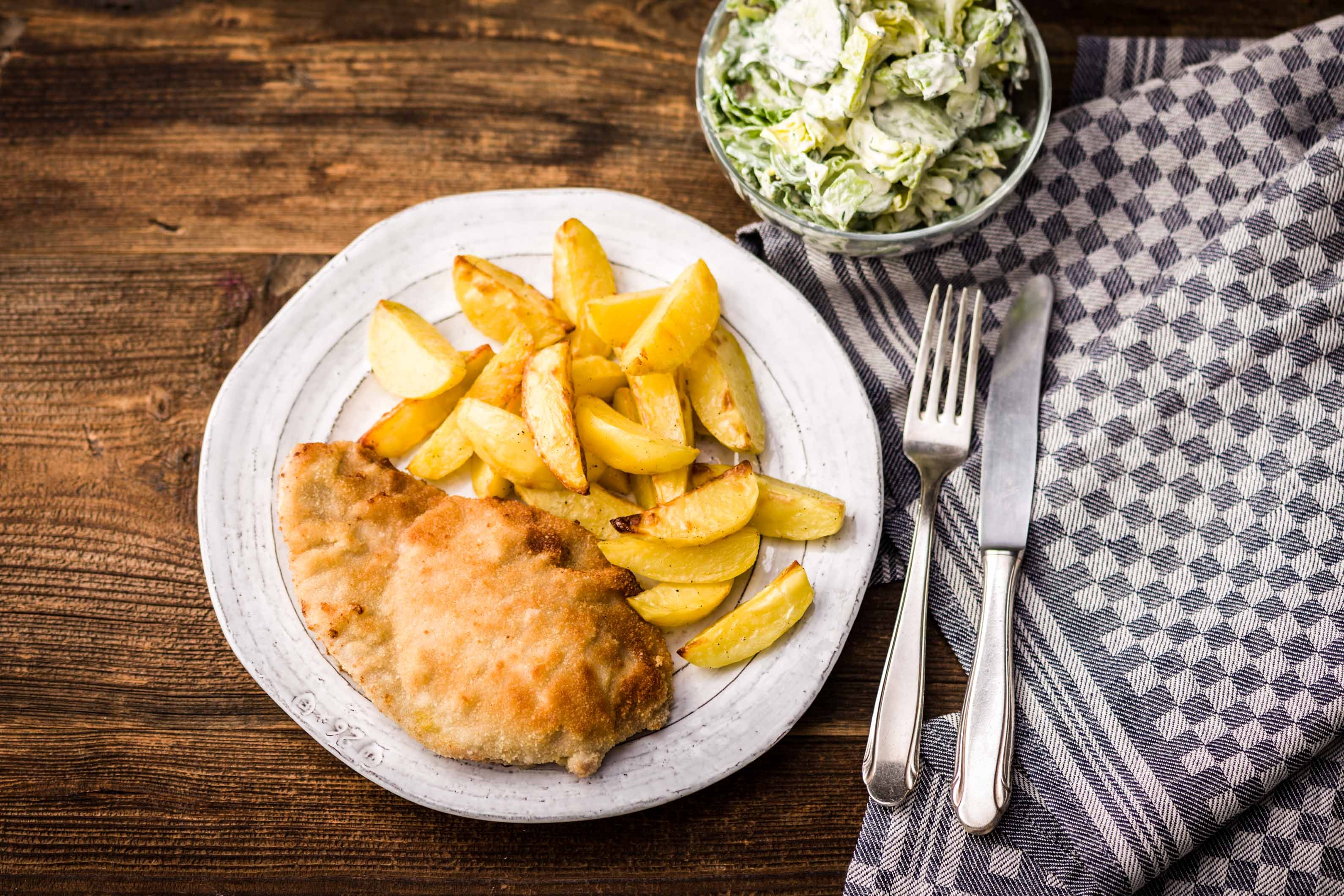 Knuspriges Schweineschnitzel mit cremigem Gurkensalat