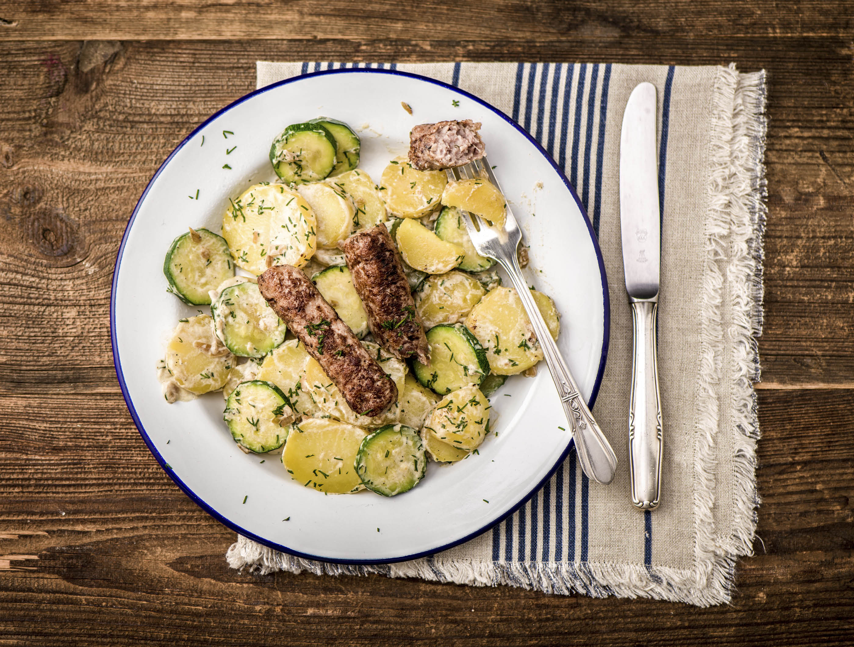 Aardappelschotel met kipworstjes en dille