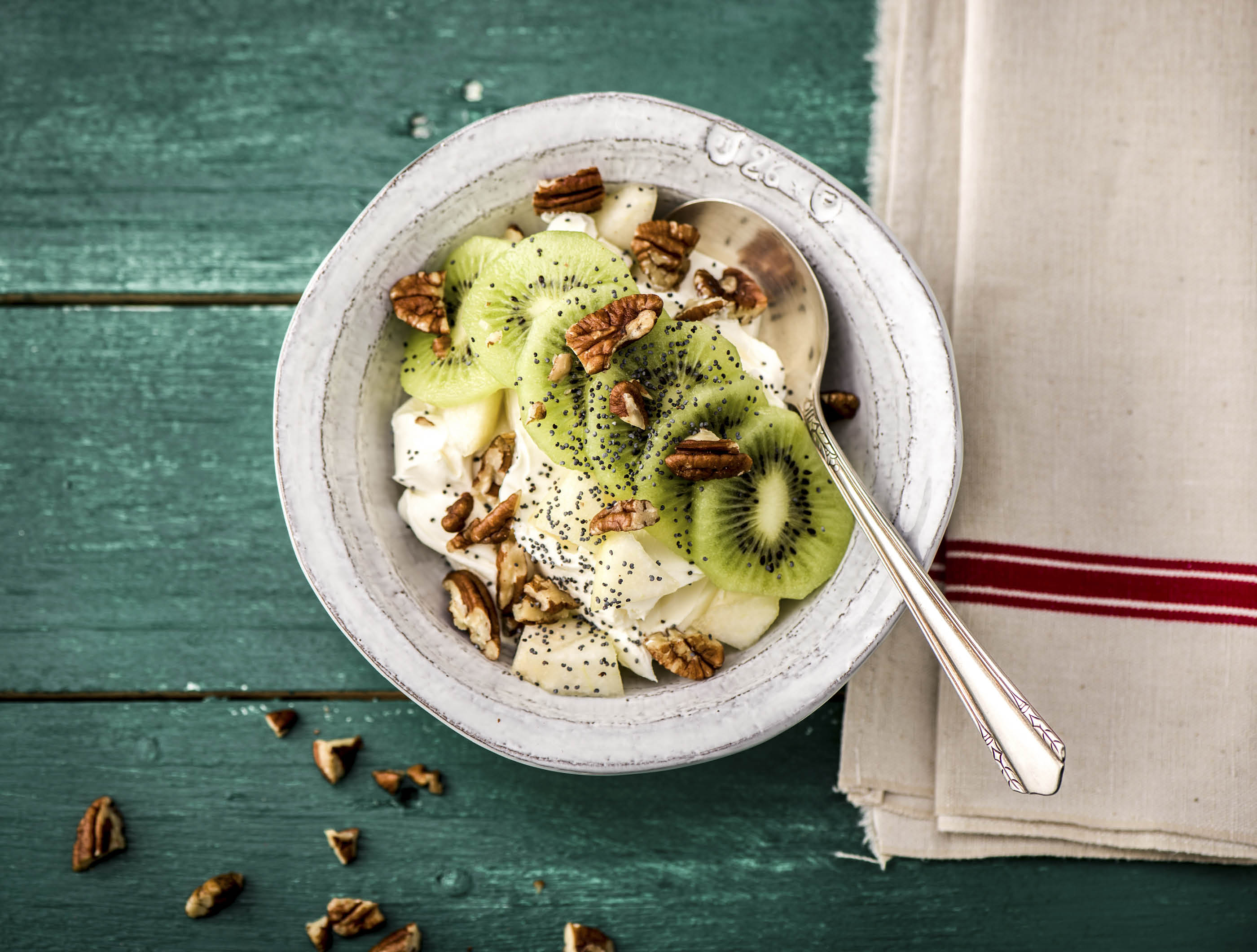 Volle kwark met peer, kiwi en pecannoten