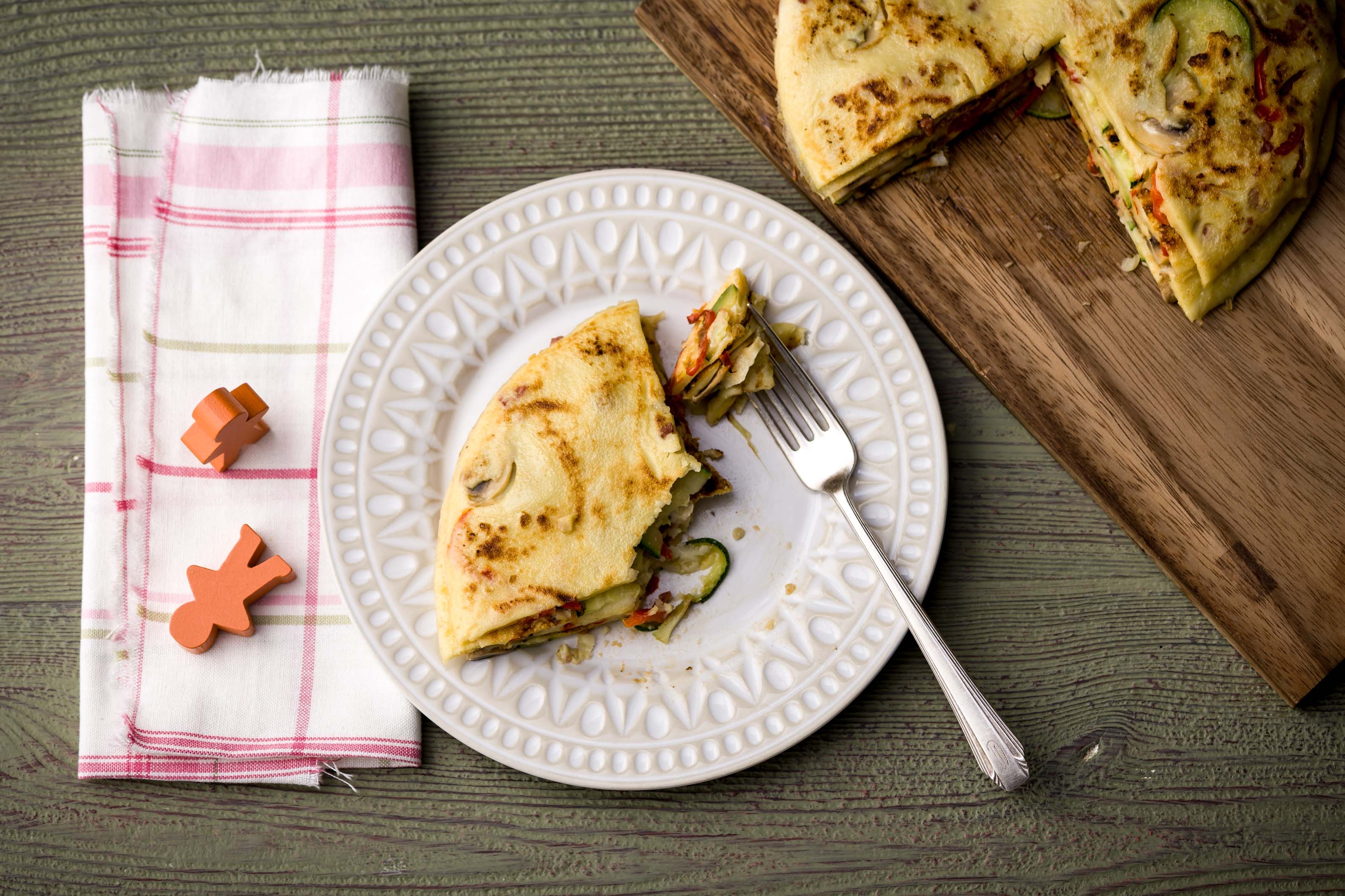 Pannenkoekentoren met groenten, spek en kaas