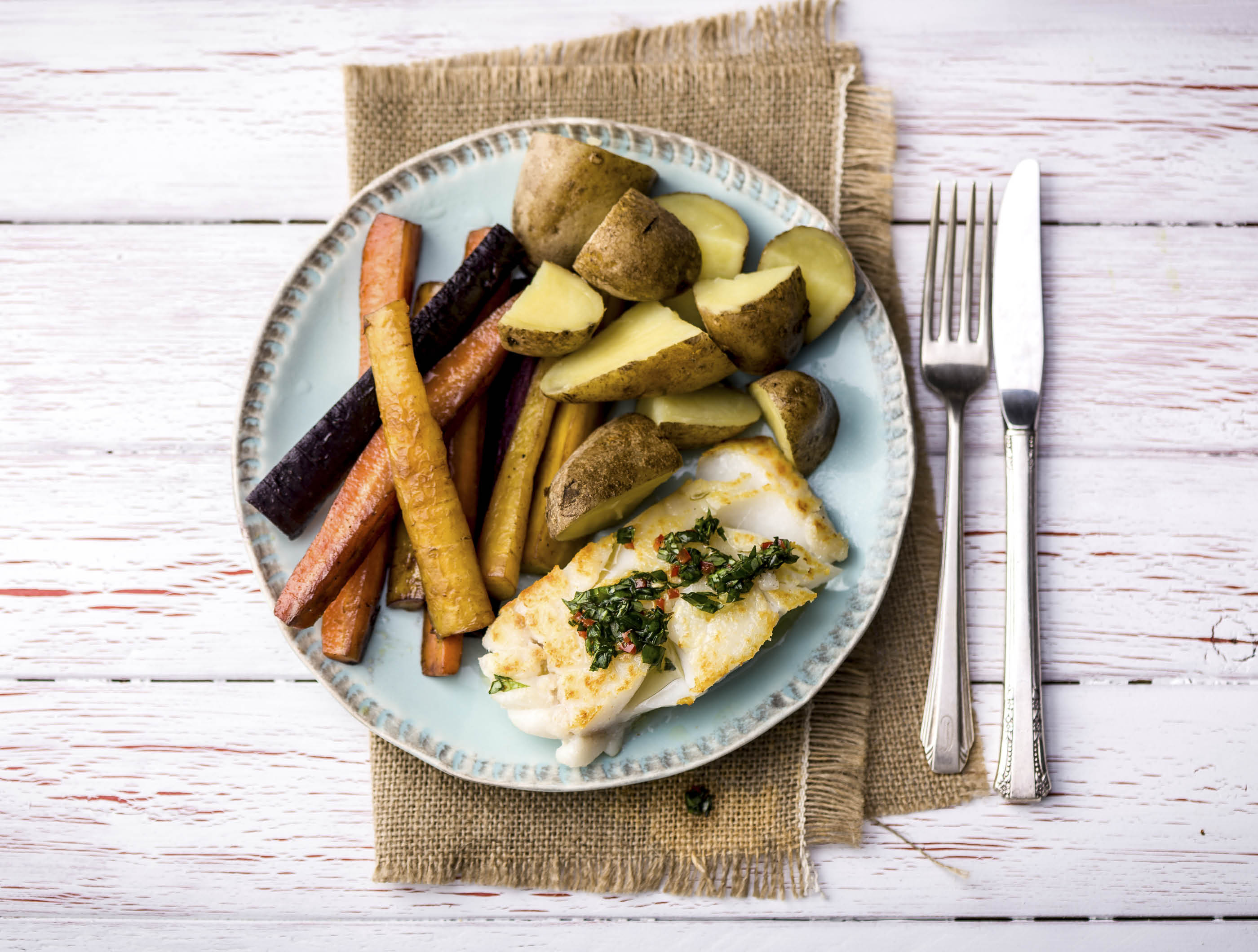 Skrei met gekleurde peen met pittige salsa verde