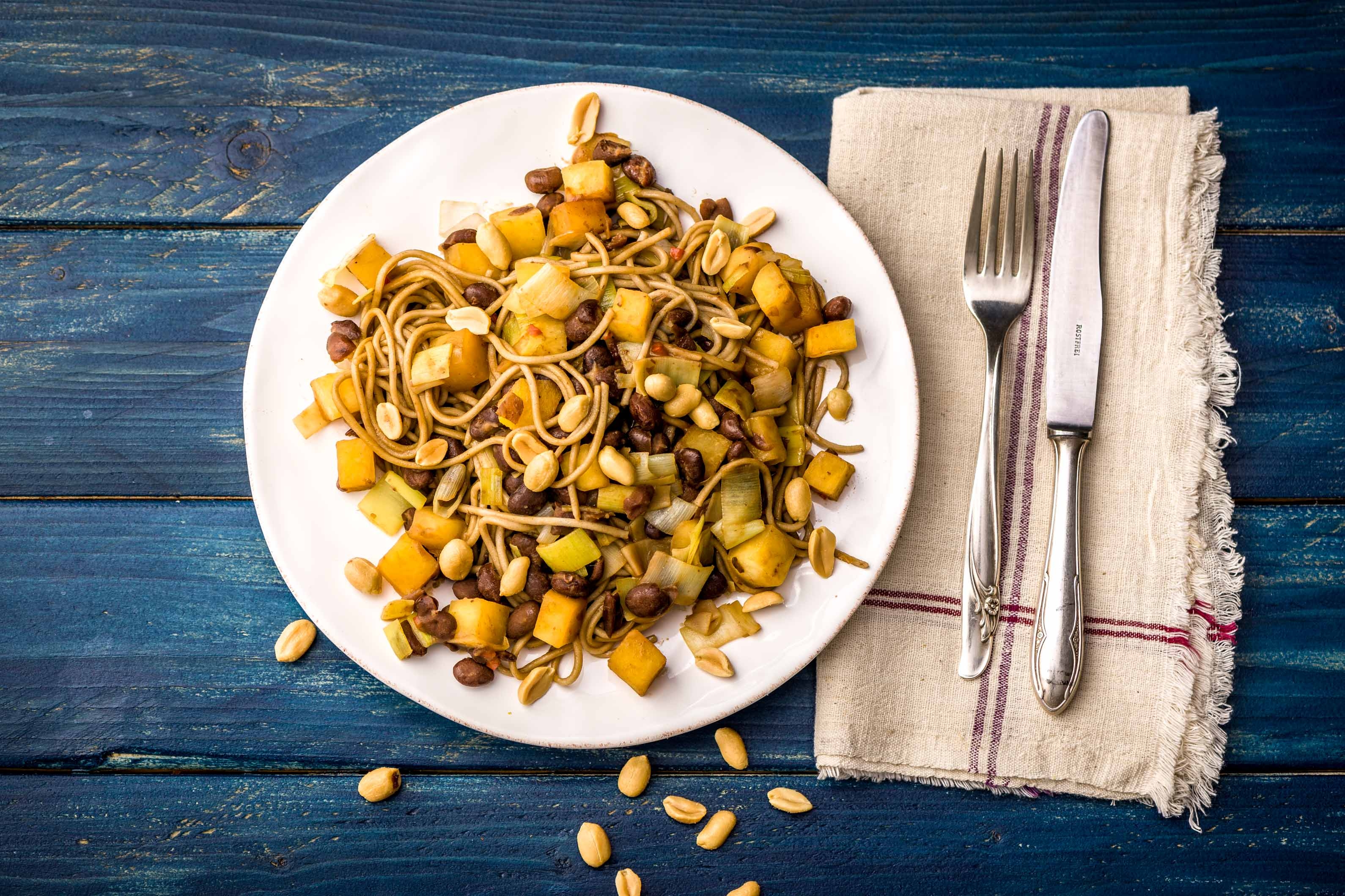 Warme noedelsalade met koolraap