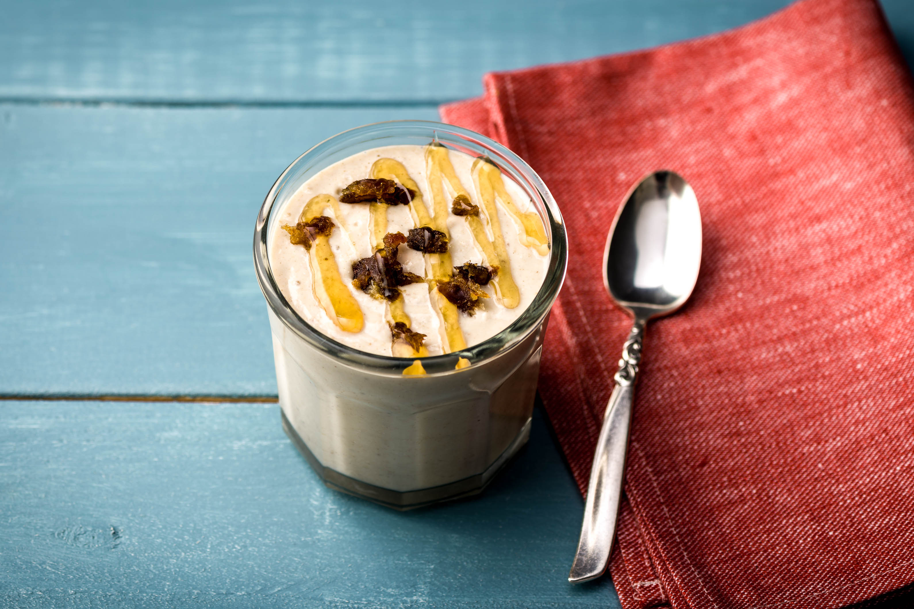 Smoothie met banaan, kokosmelk en dadelstukjes