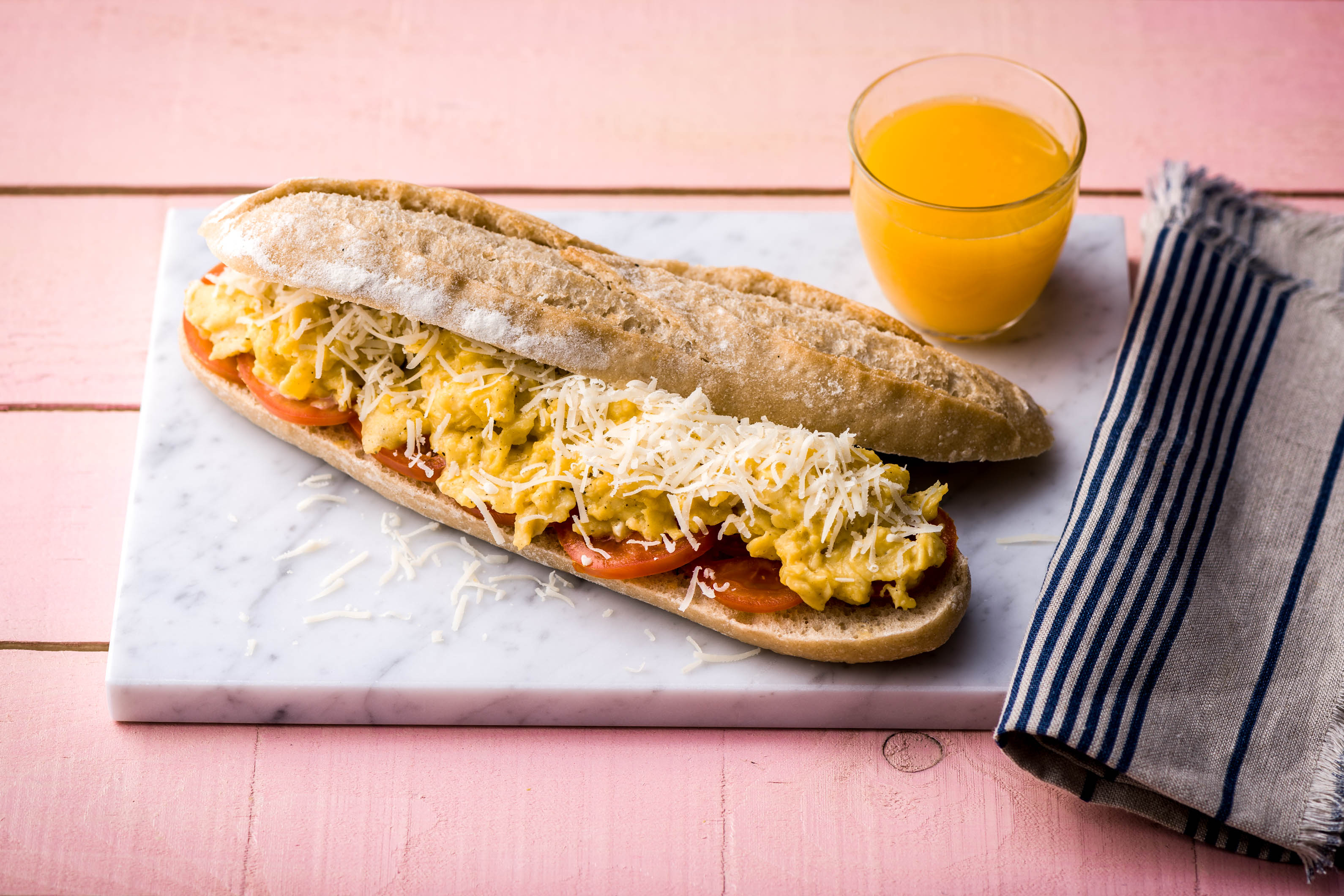 Speltbaguette met roerei en gruyère