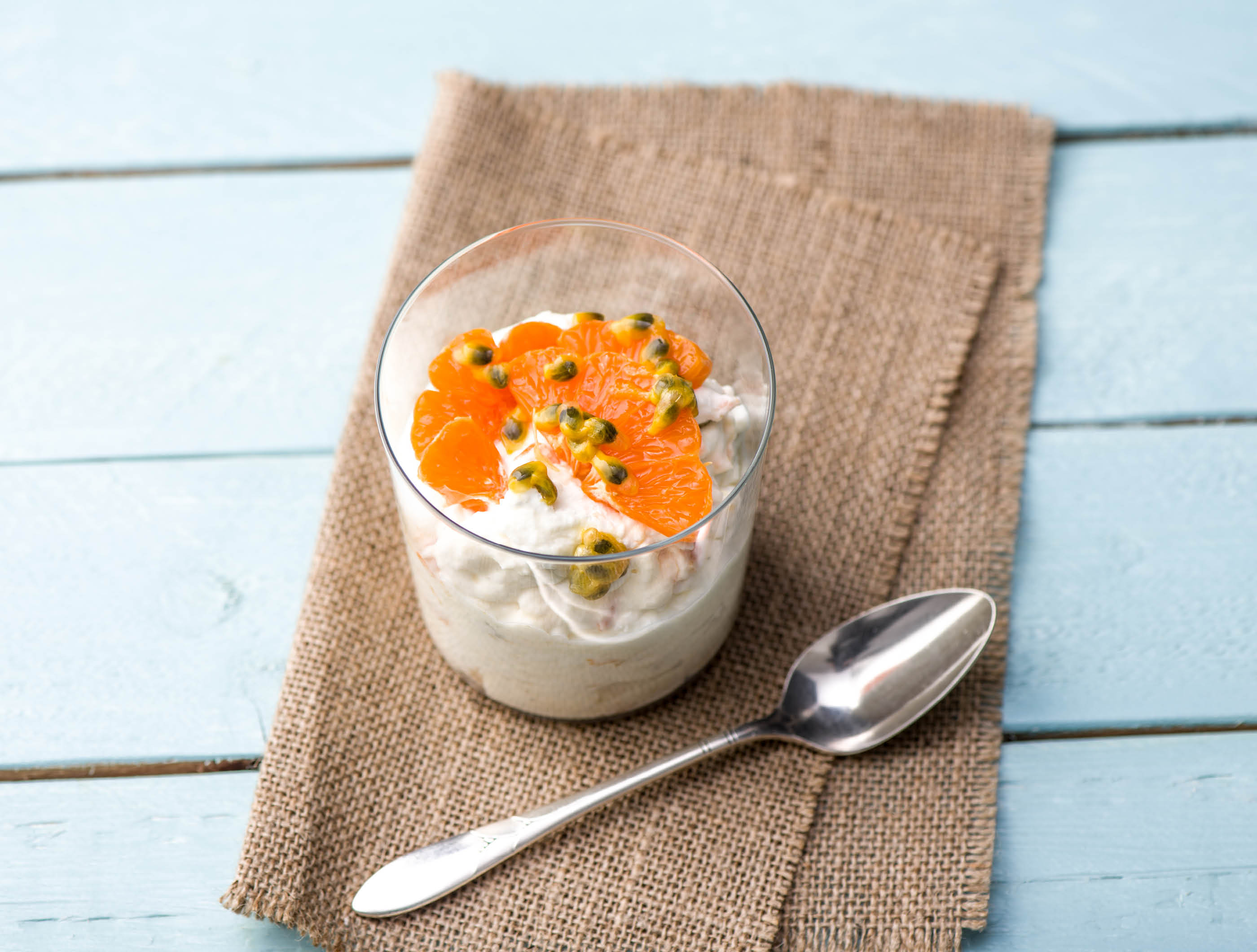 Engelse fool met passievrucht en schuimpjes