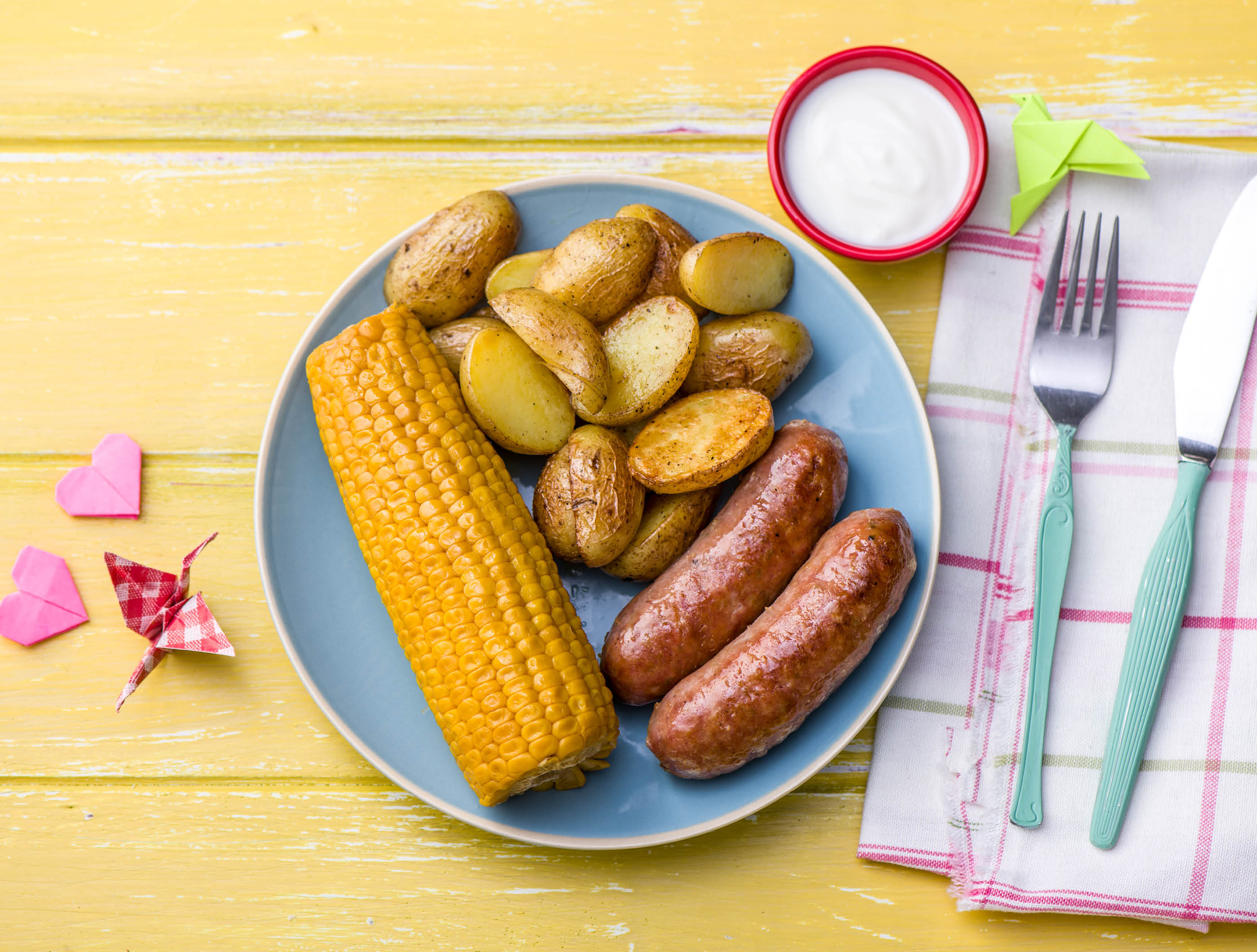 Kipsaucijsjes met gele maïskolf en labne