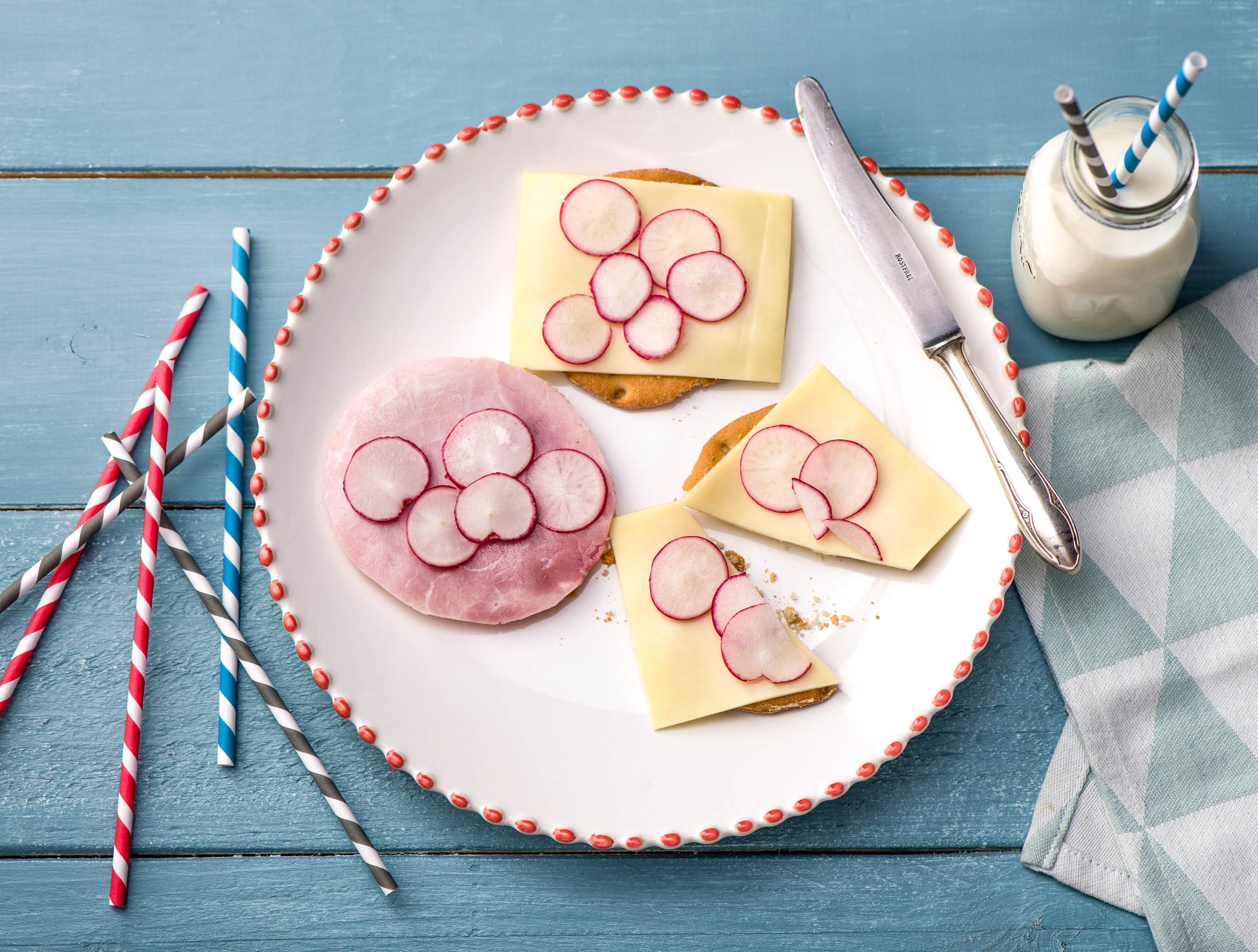 Volkoren Finse rondes met kaas, achterham en radijs