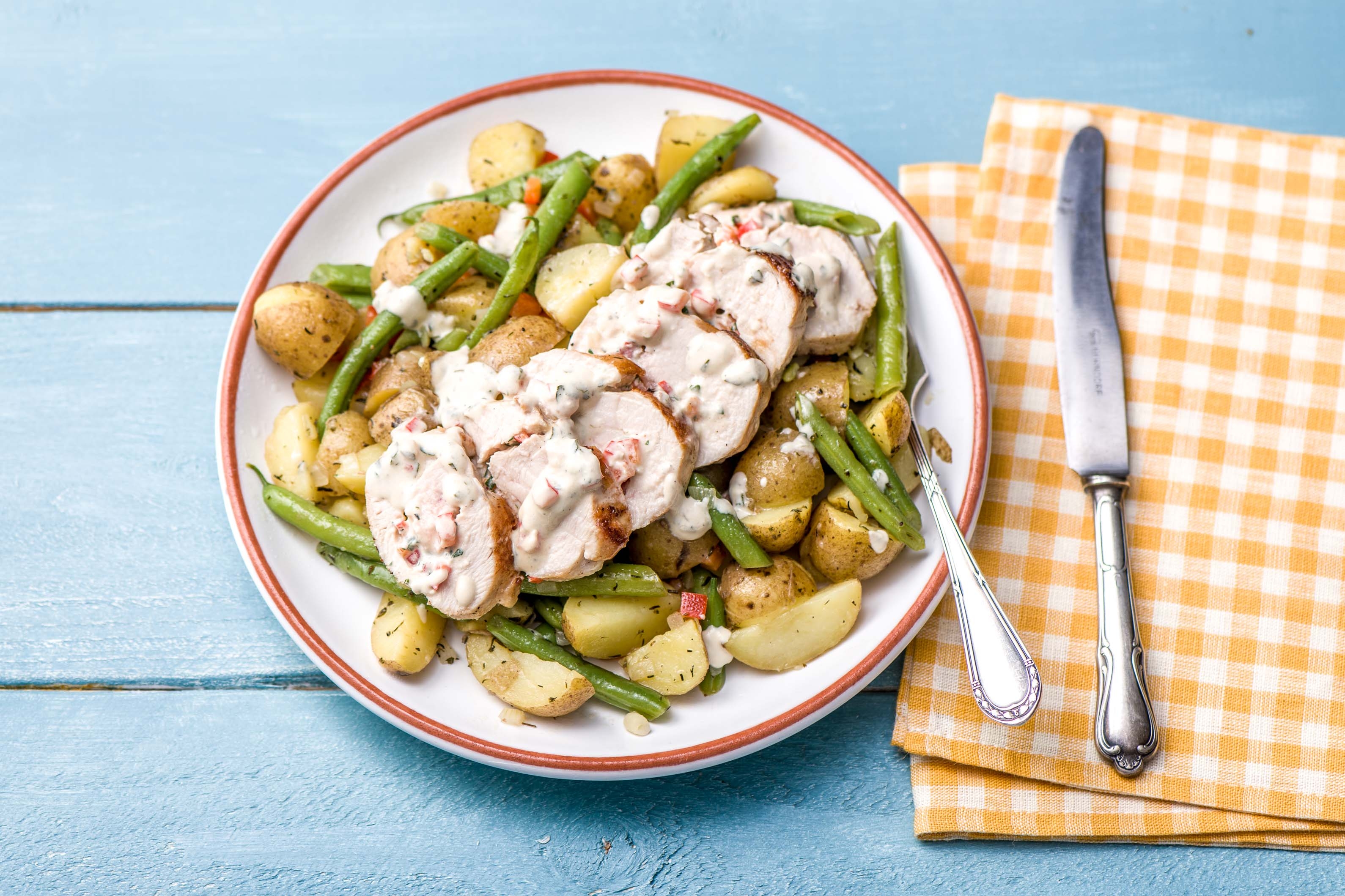 Gefüllte Putenröllchen mit Tomaten-Schmand-Soße