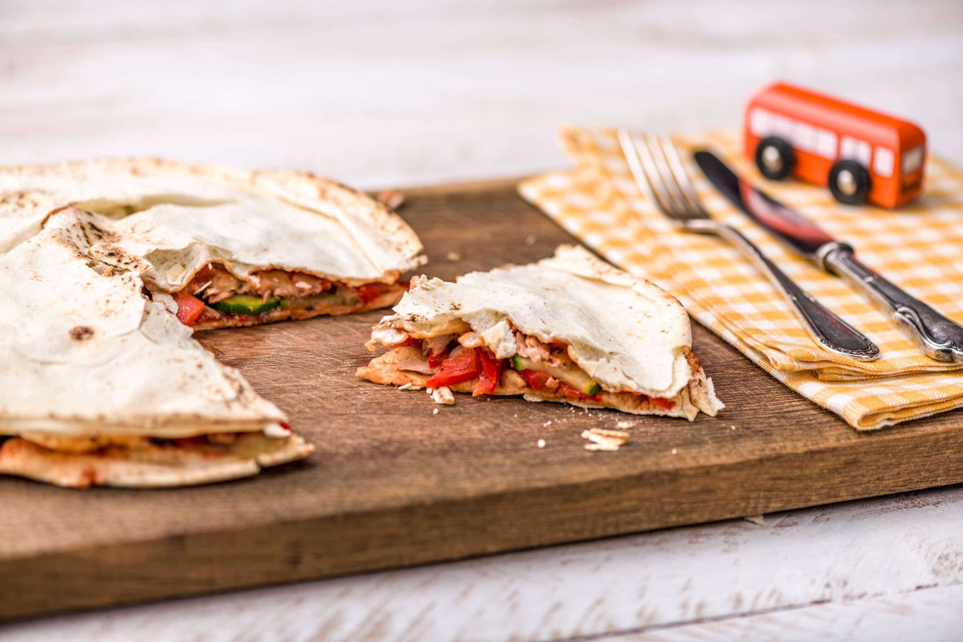 Platbrood gevuld met tonijn