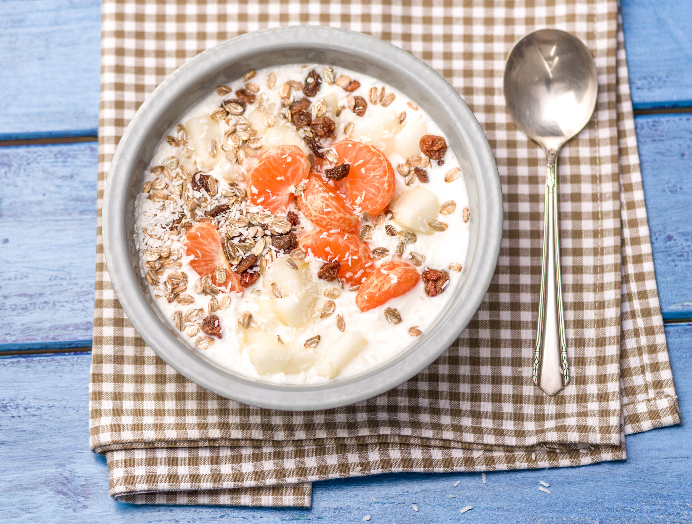 Volle yoghurt met kokos-granola, peer en mandarijn
