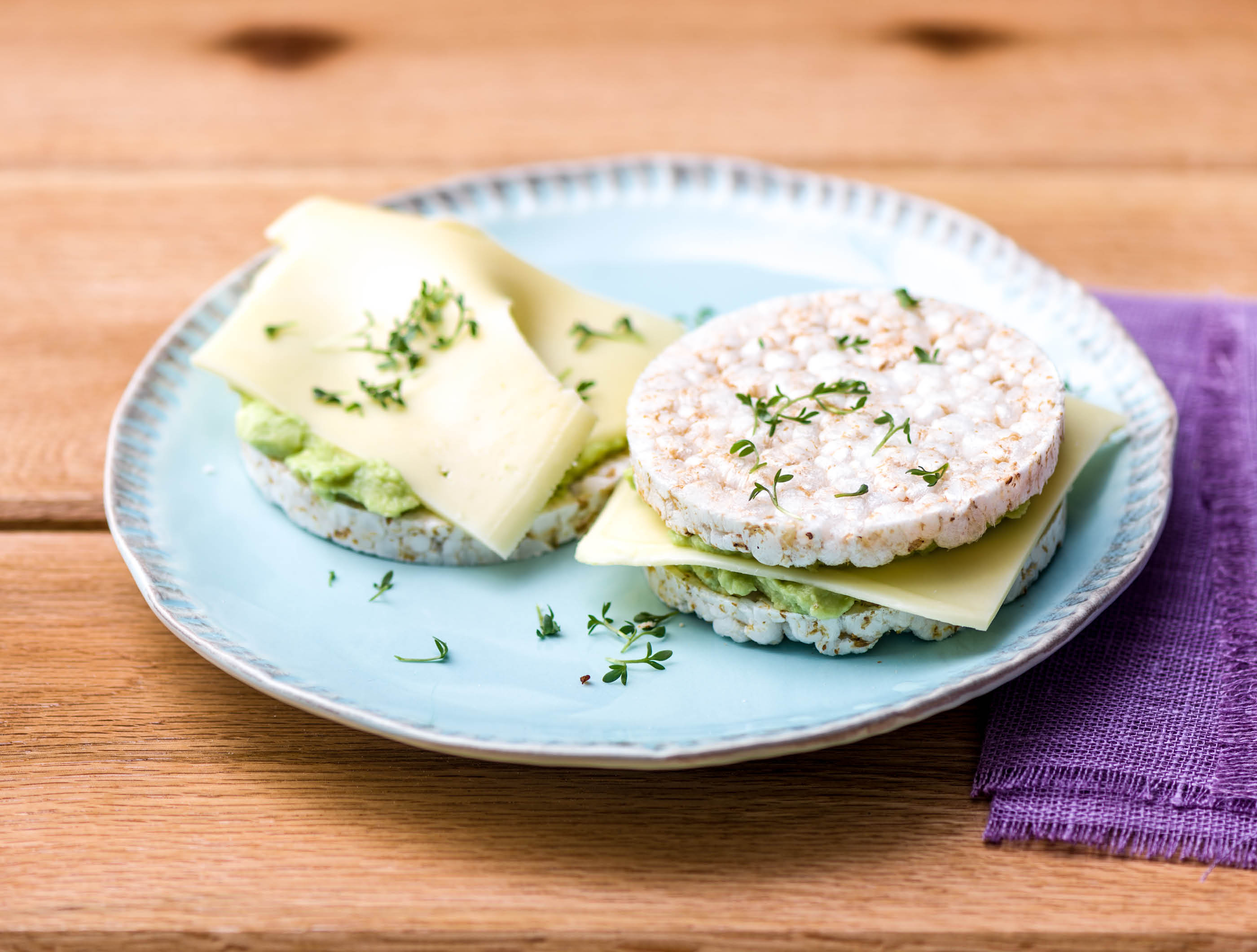 Sandwich de galettes d’épeautre à l’avocat, au fromage mi-vieux et au cresson alénois