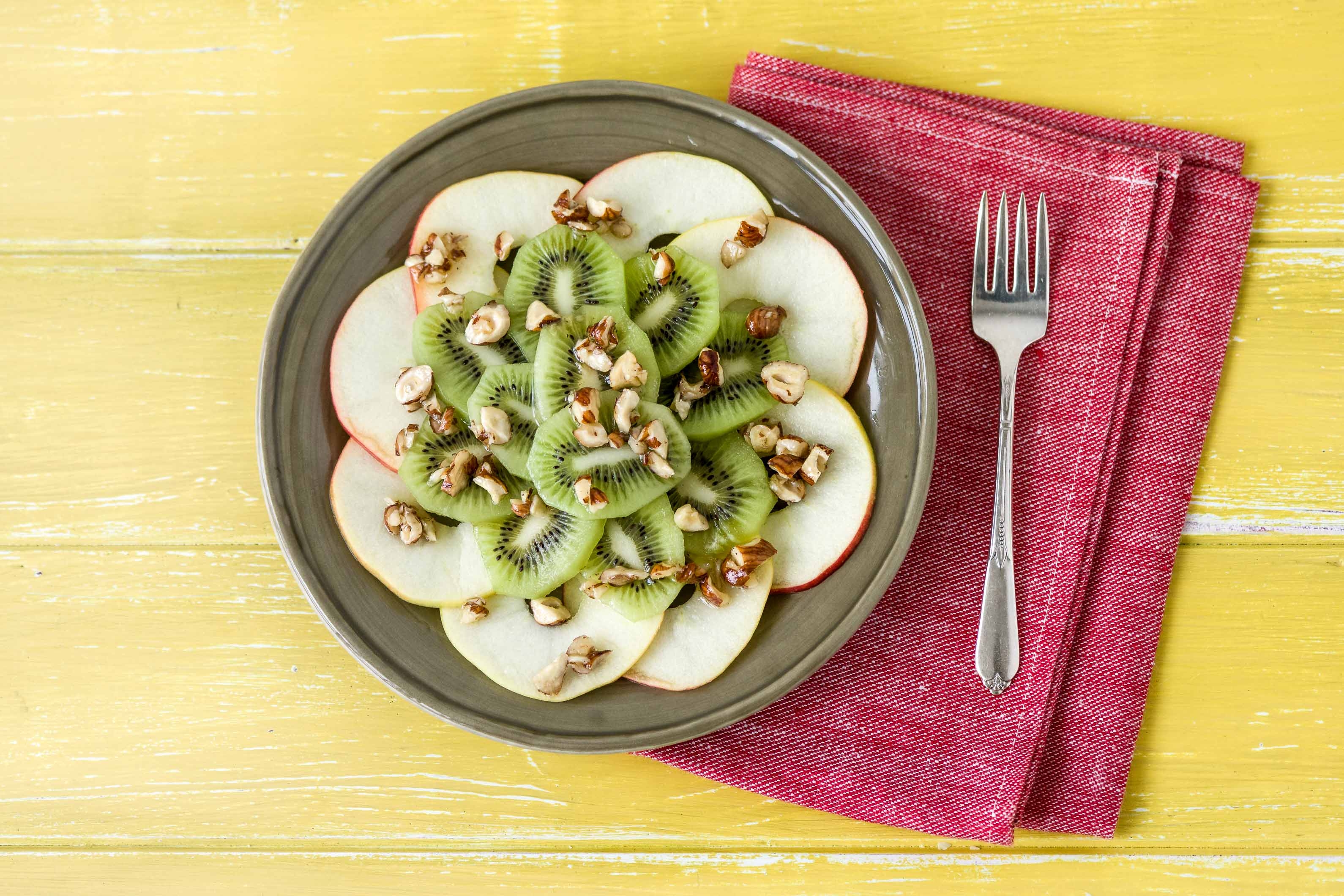 Appel-kiwisalade met hazelnoten, sesamolie en honing