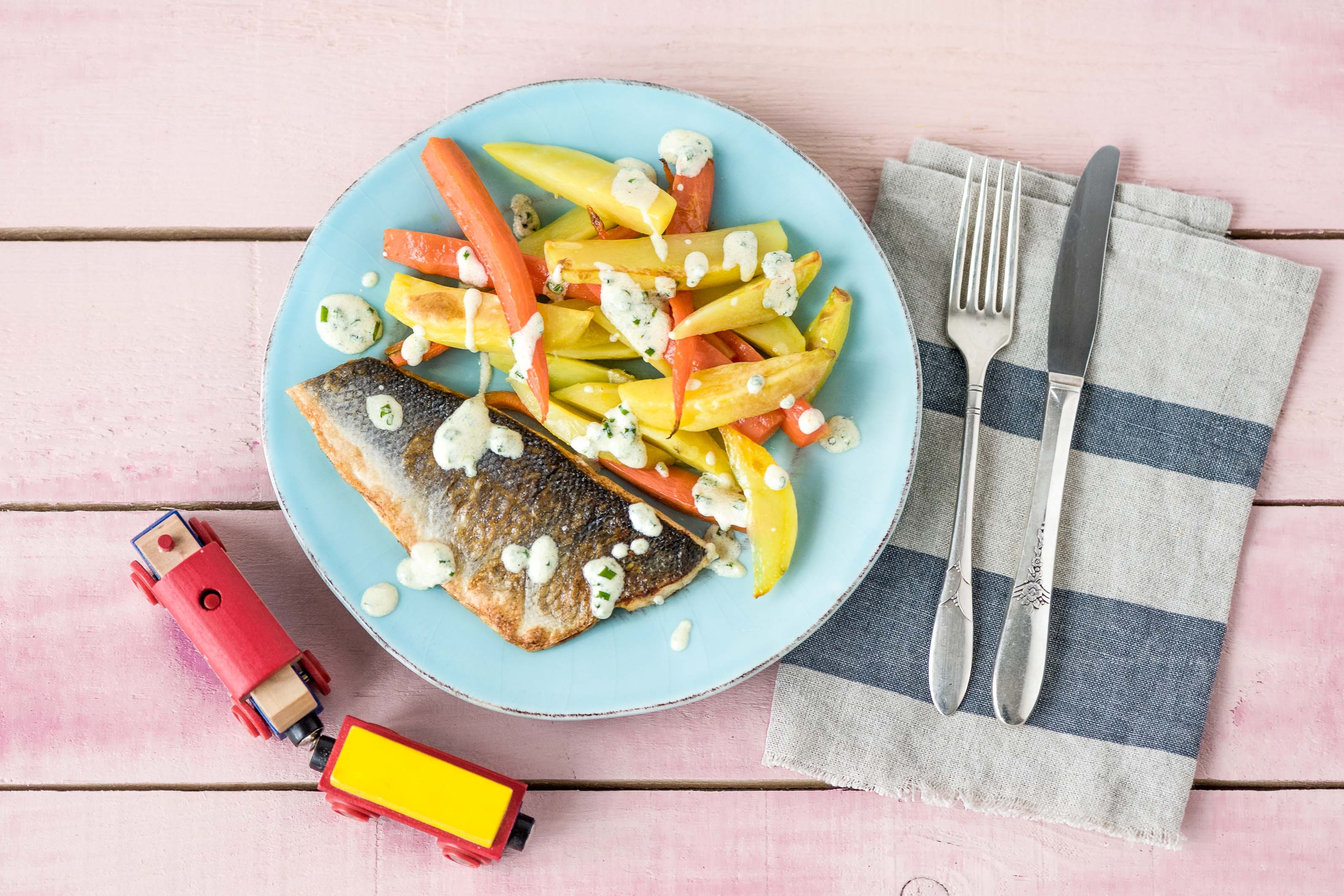 Zeebaars met oranje bospeen en groene bieslook