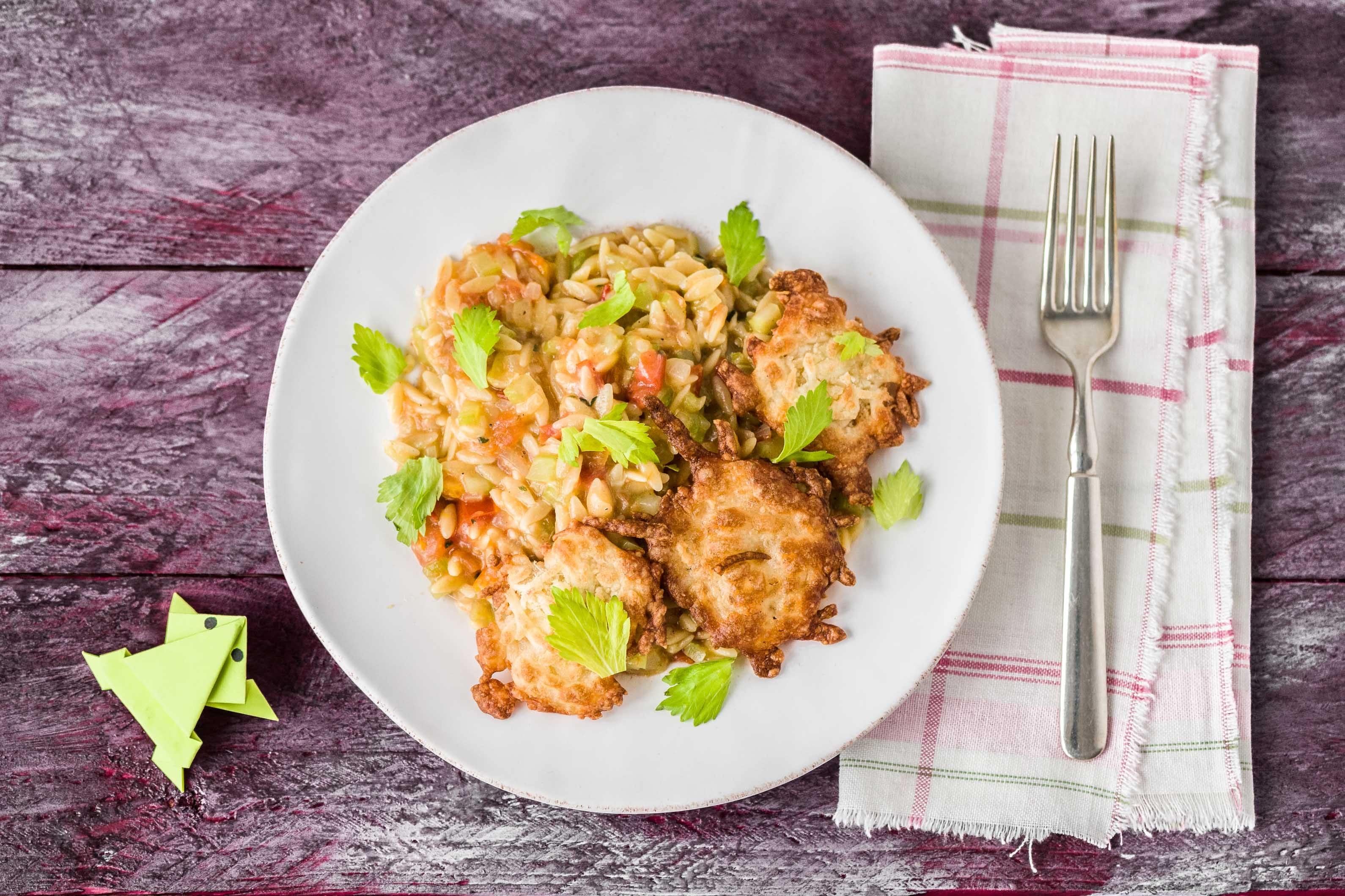 Kaaskoekjes met tomatenorzo en oregano