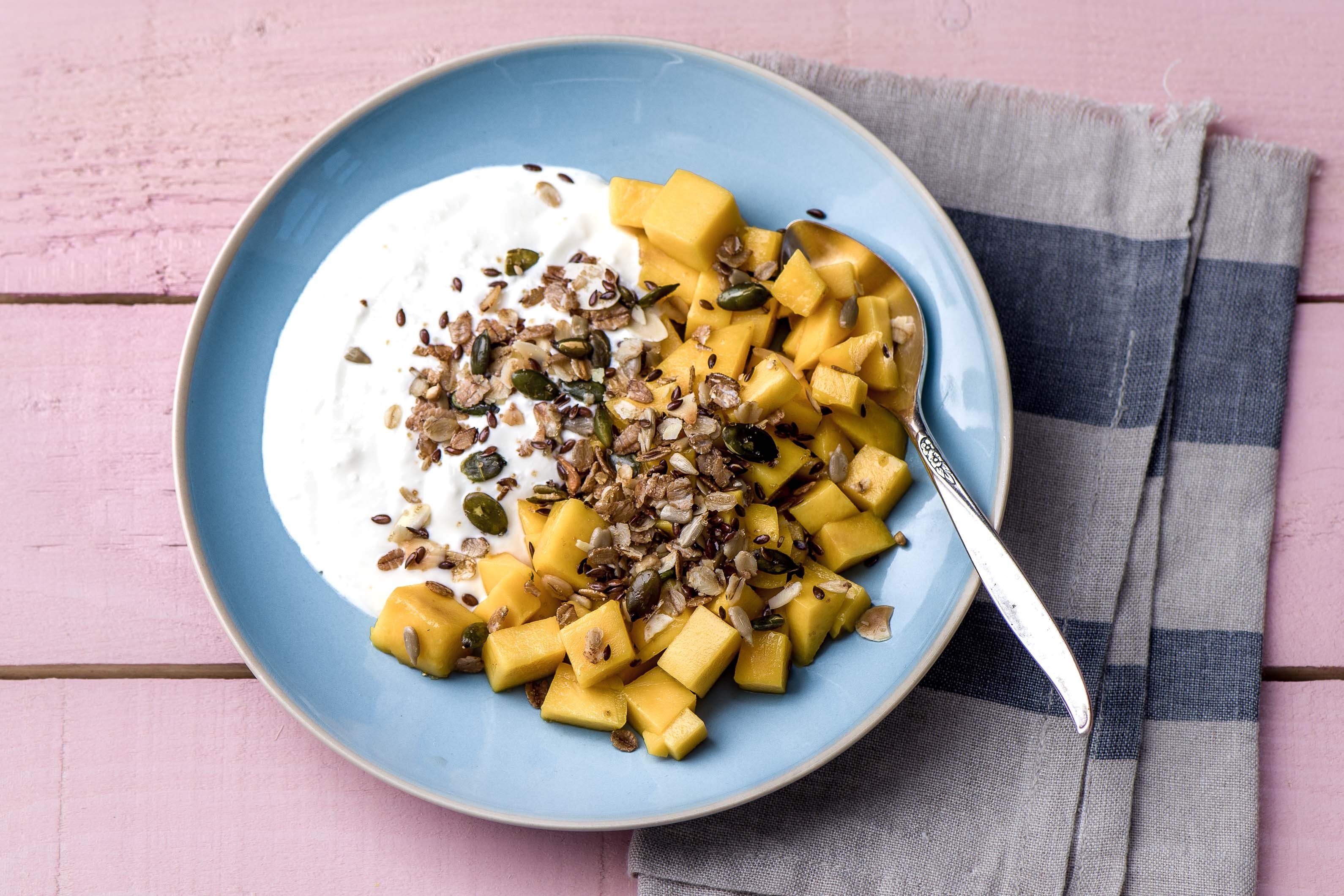 Mango met zelfgemaakte granola