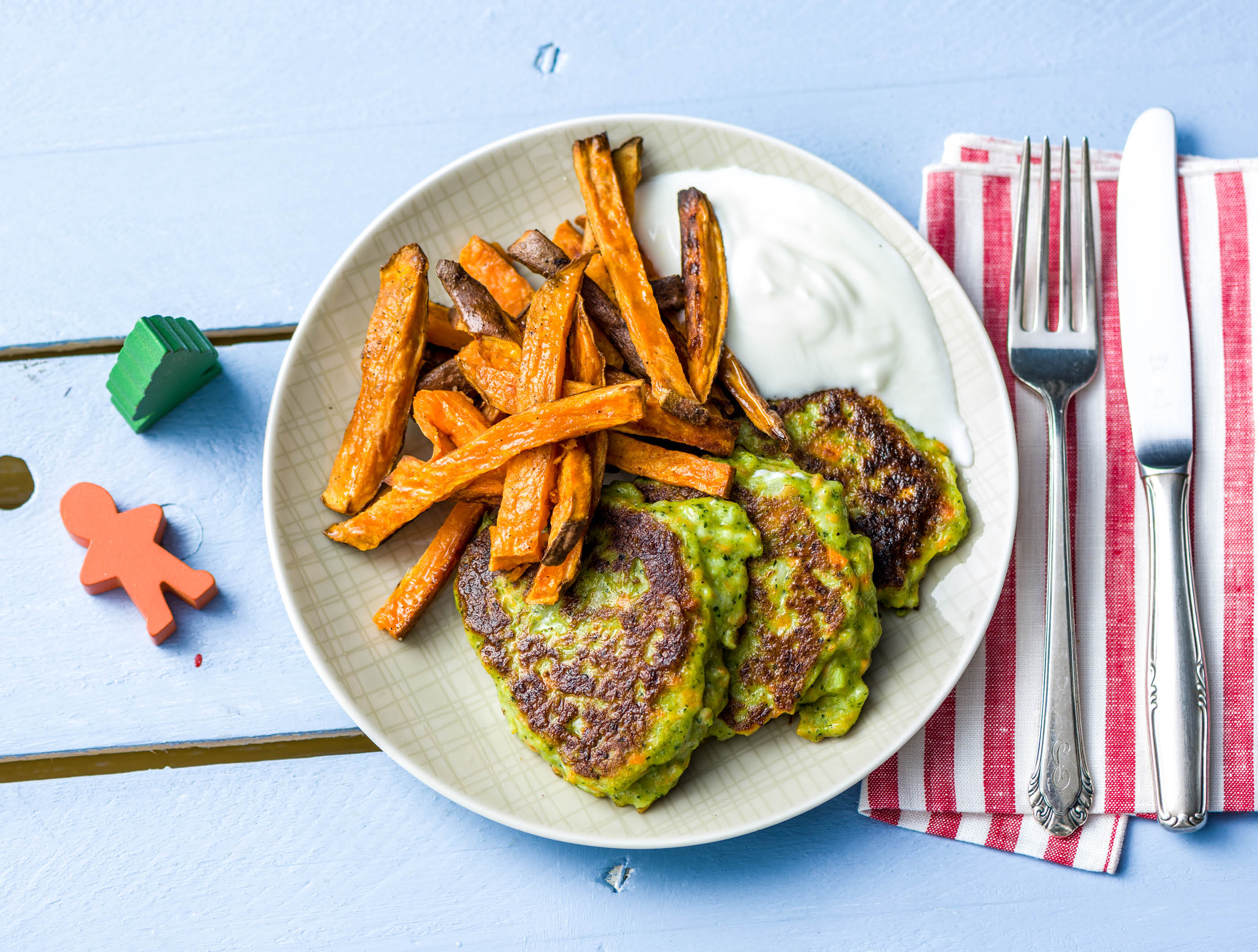 Groenteburgers met bataatfrietjes en yoghurt