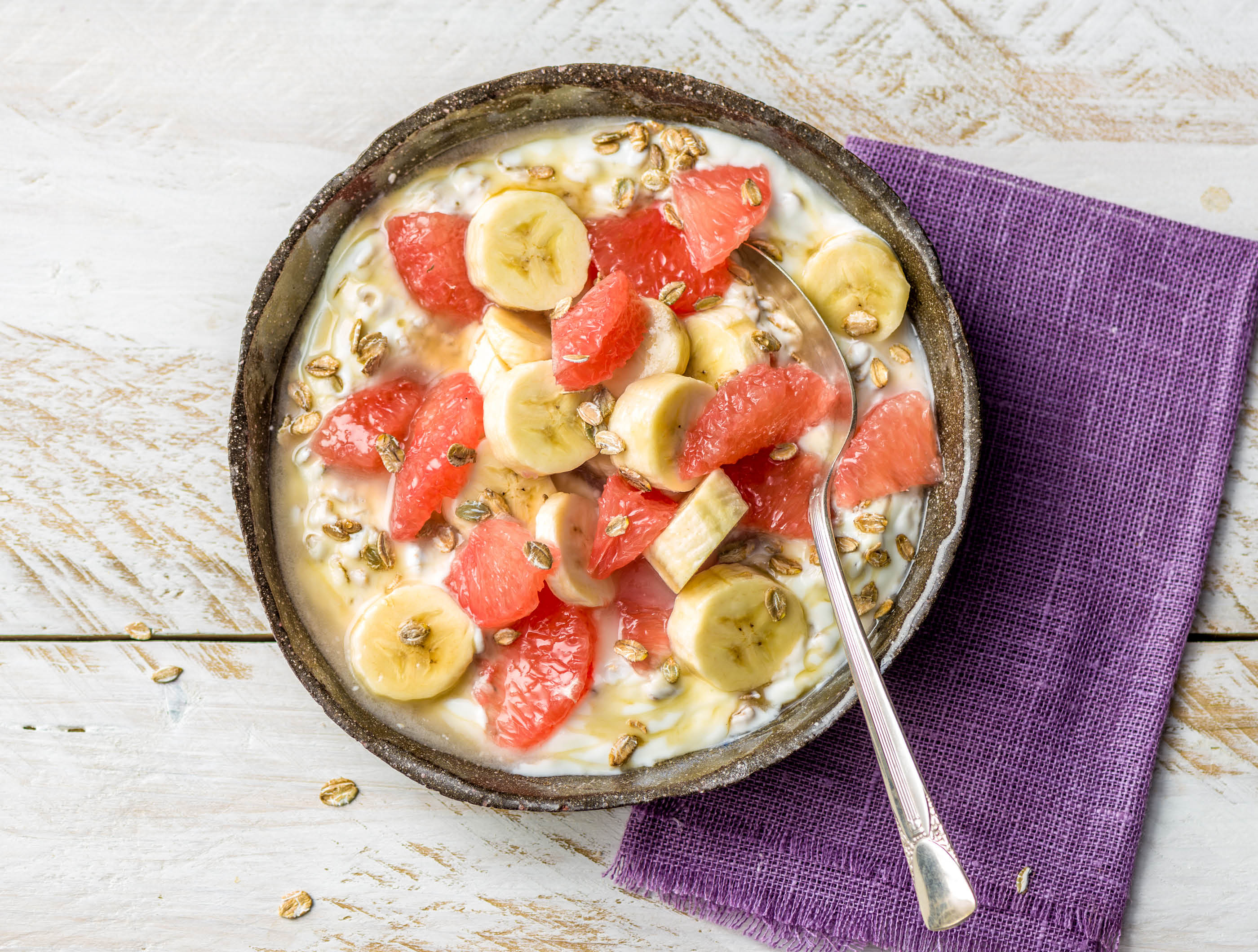 Magere yoghurt met pompelmoes, banaan en meergranenvlokken