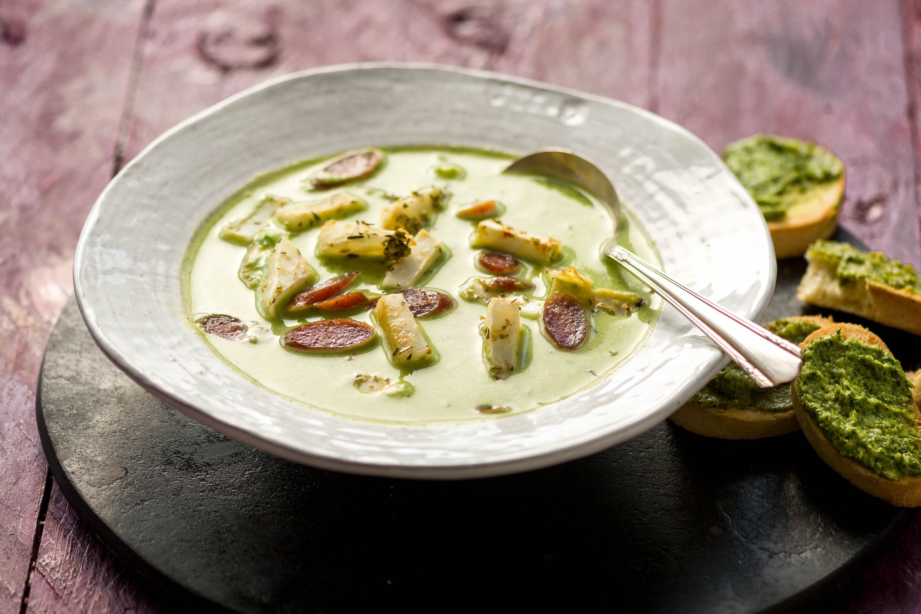 Grün trifft pikant: Cremige Erbsensuppe