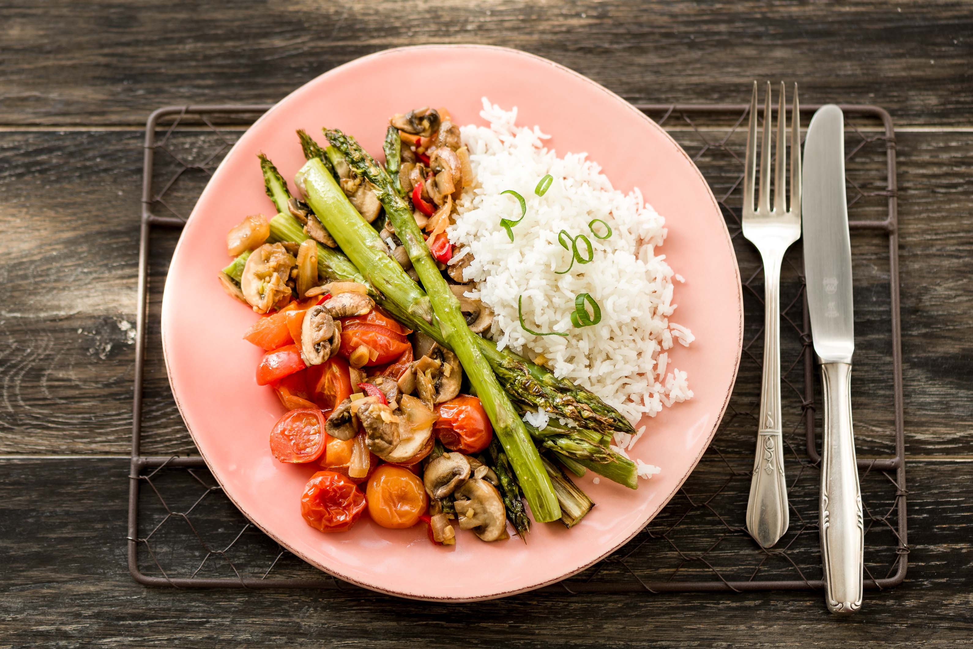 Ein Hauch Asien: Grüner Spargel mit Kirschtomaten