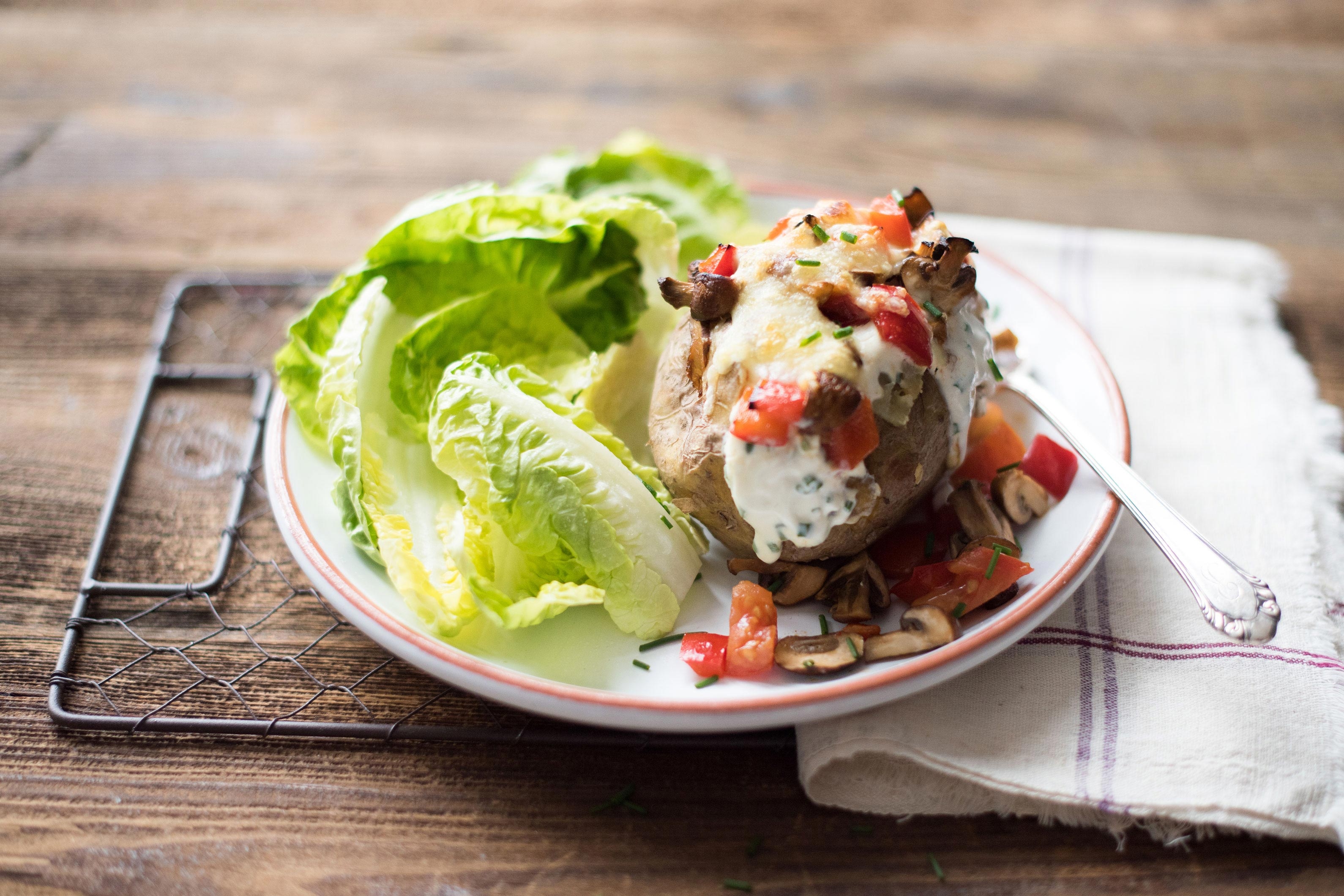 Herzhaft-pikant: Ofenkartoffeln mit viel Gemüse,