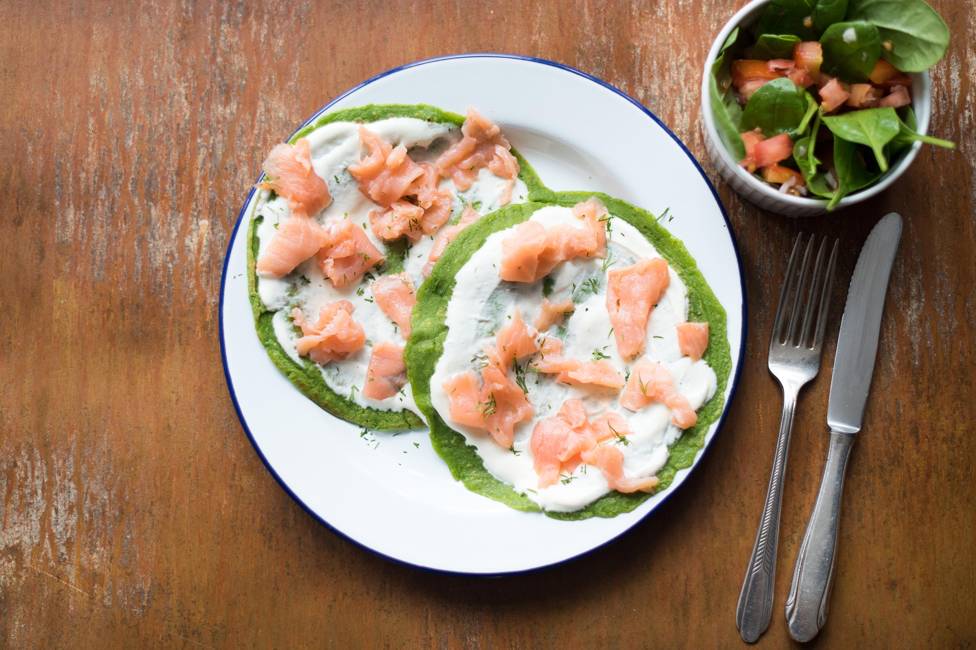 Mit Lachs gefüllte Spinat-Pfannkuchen,