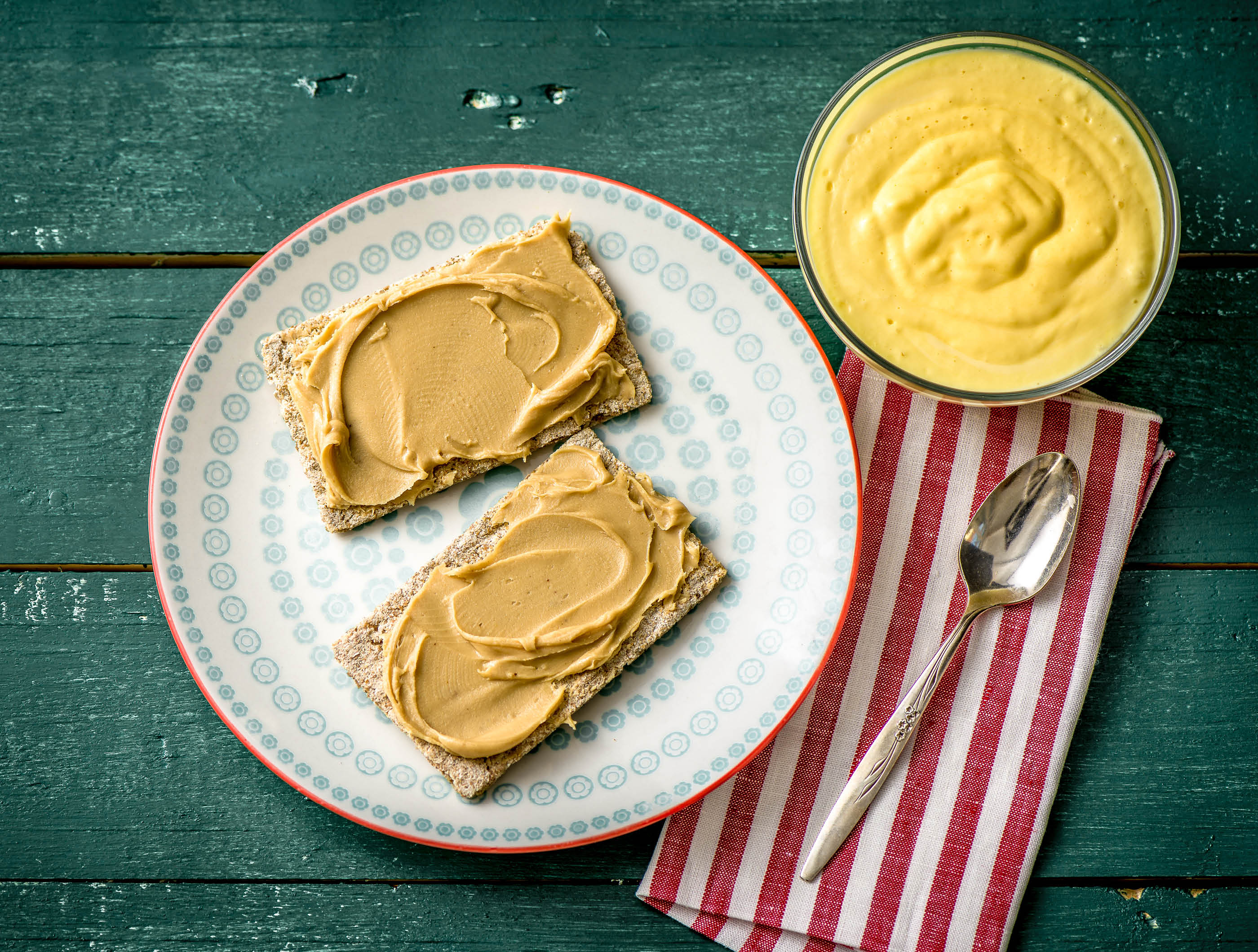 Mangokwark met knapperbröd en pindakaas