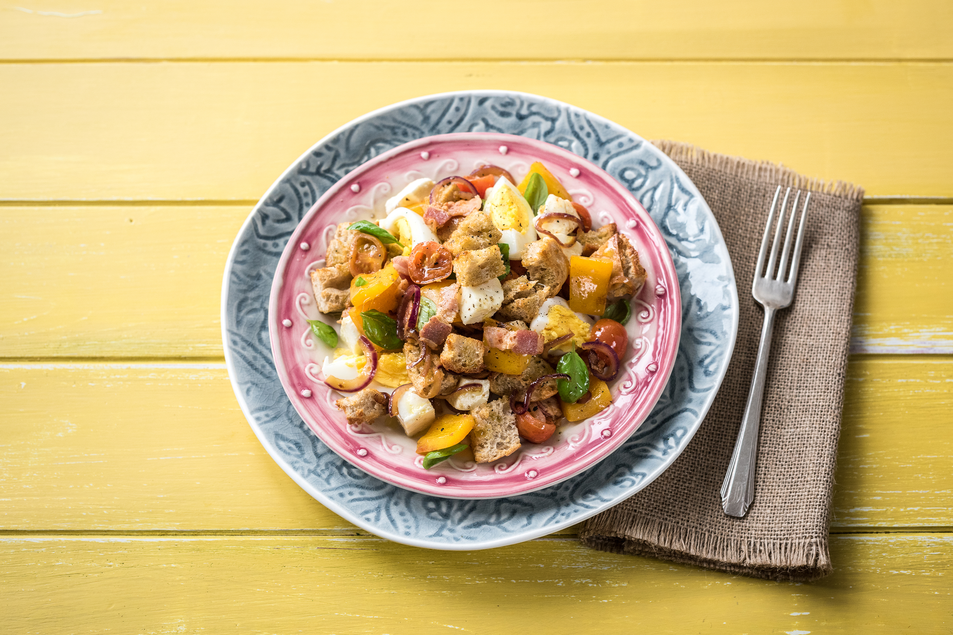 Mediterraner „Panzanella“ mit Bacon,