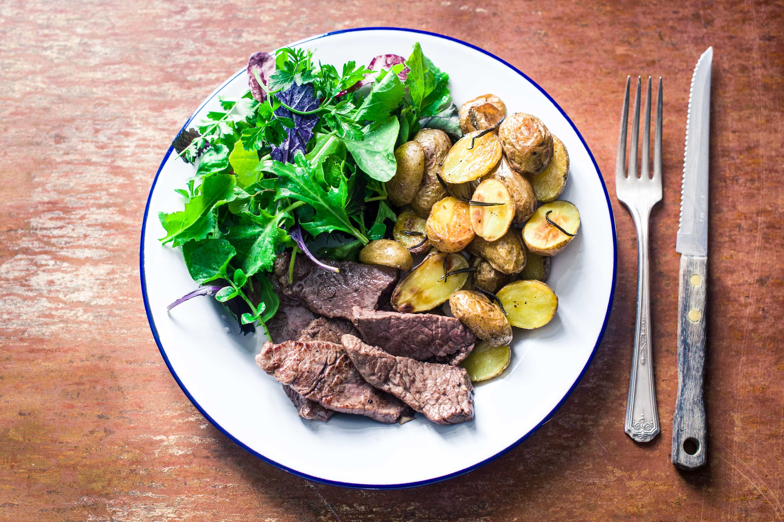 Rinderstreifen mit frischem Wildkräutersalat