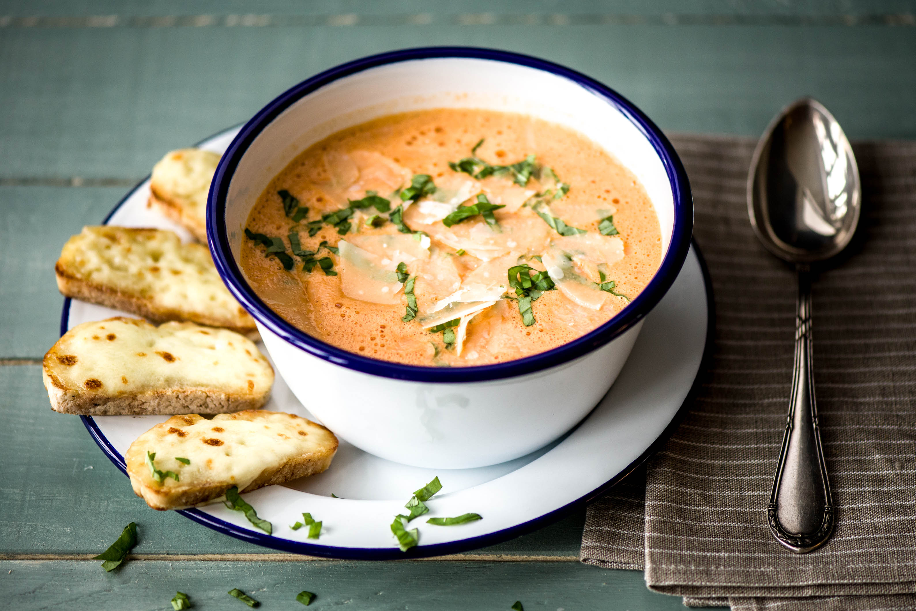 Scharfe Tomaten-Paprika-Suppe