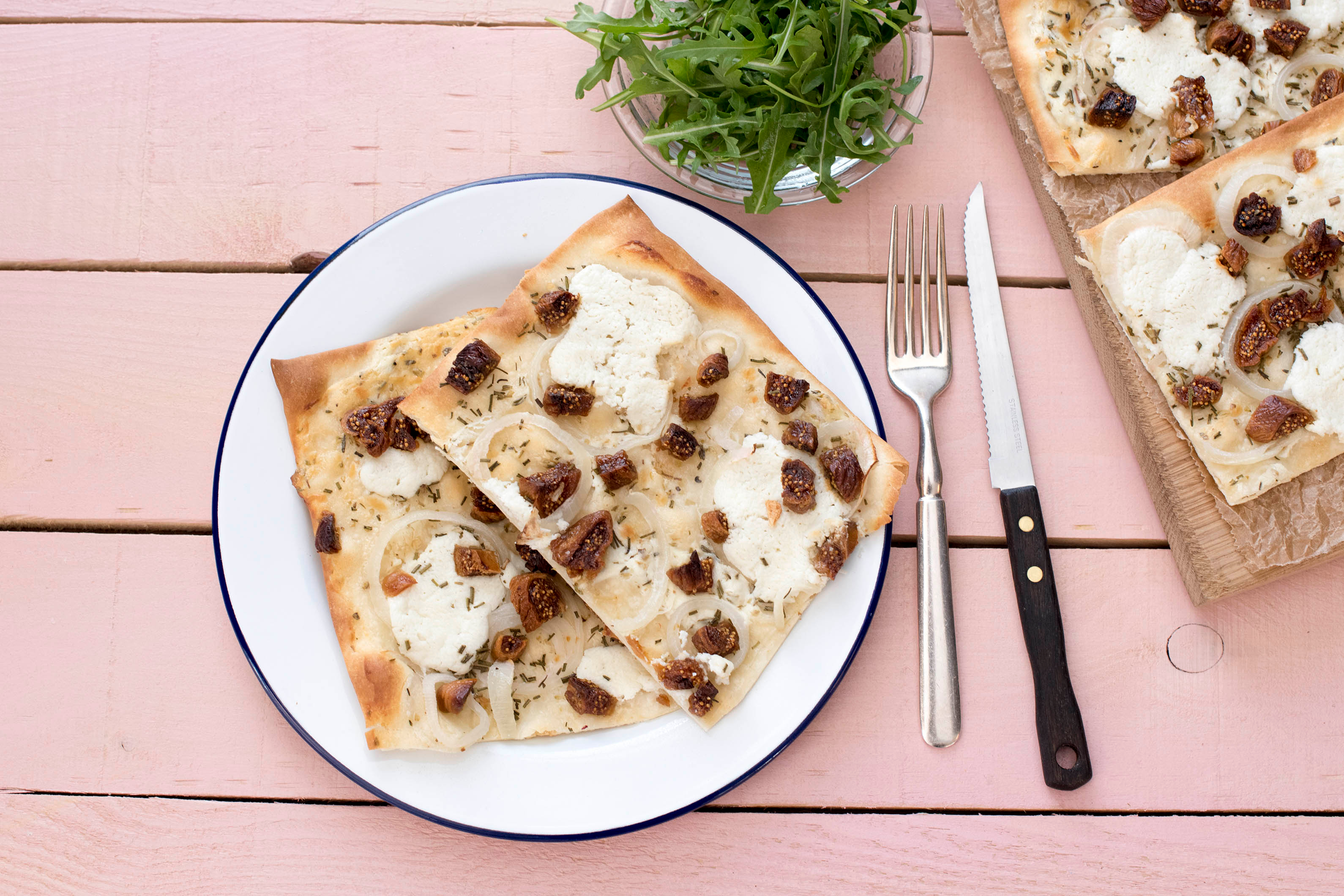 Knuspriger Ziegenkäse-Flammkuchen mit Feigen,