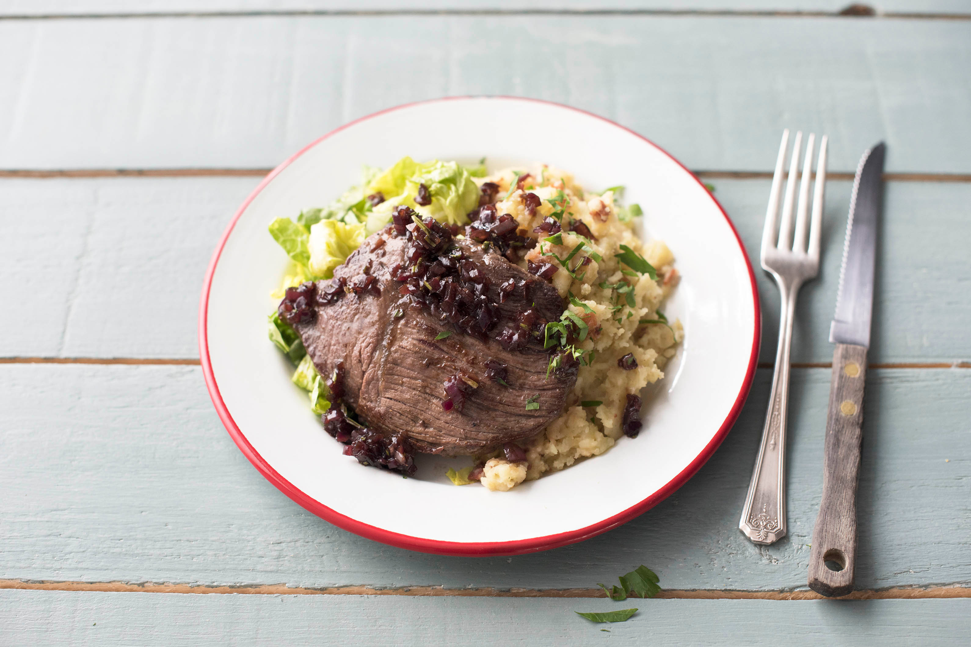 Rindersteaks mit Zwiebel-Chutney, Bratkartoffelstampf