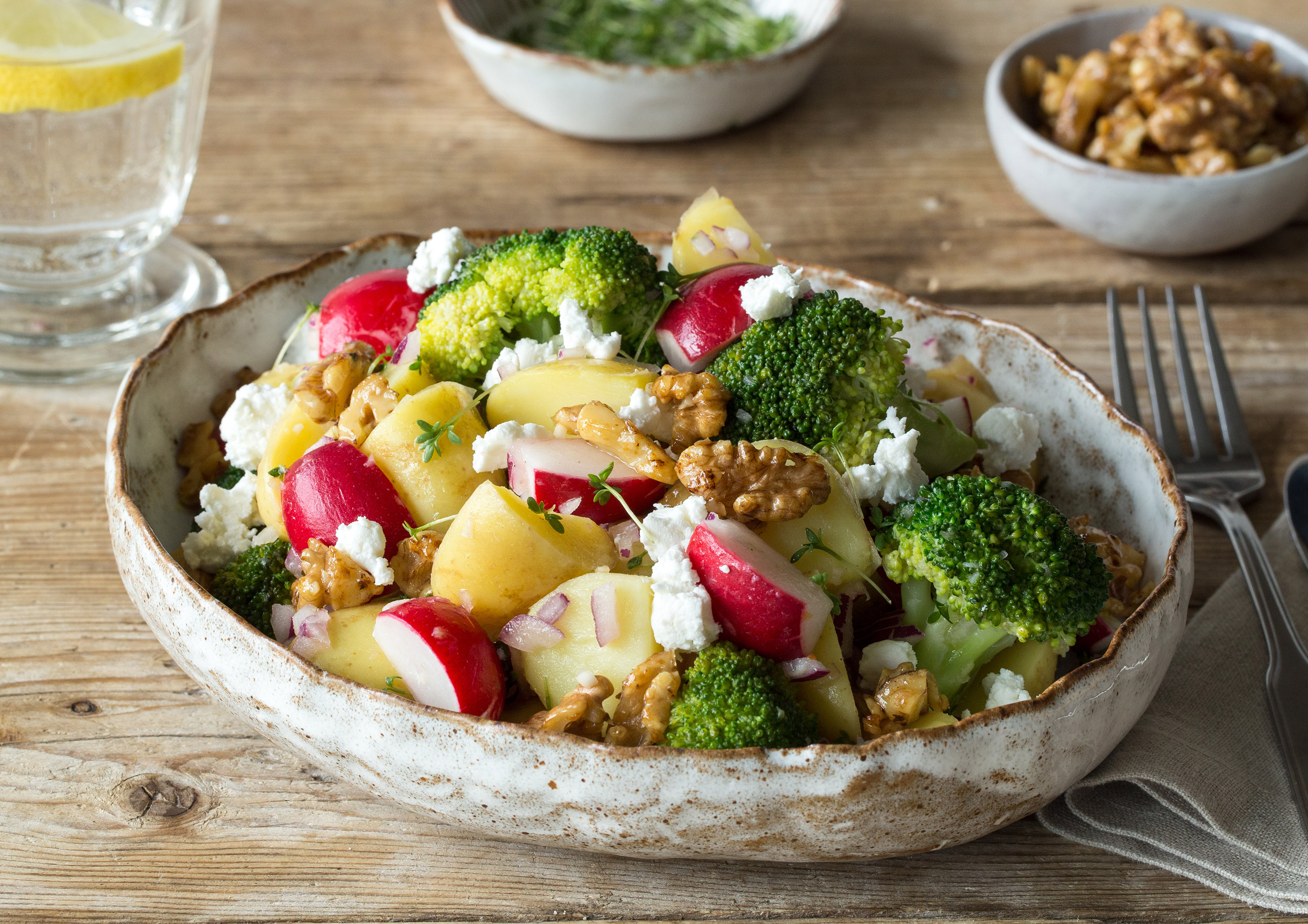 Knackiger Kartoffel-Broccoli-Salat mit karamellisierten Walnüssen