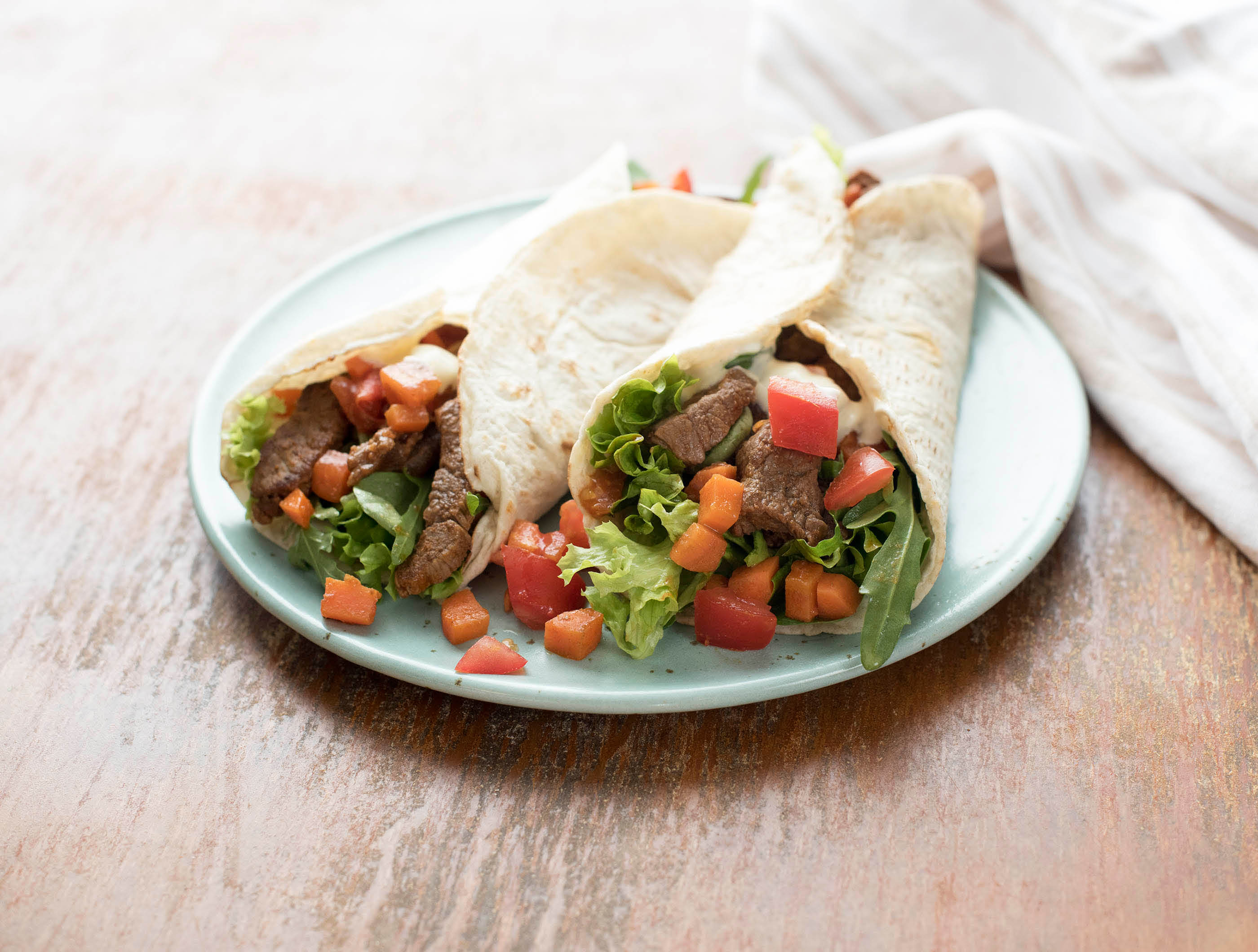Libanees platbrood met biefstukreepjes en Griekse yoghurt