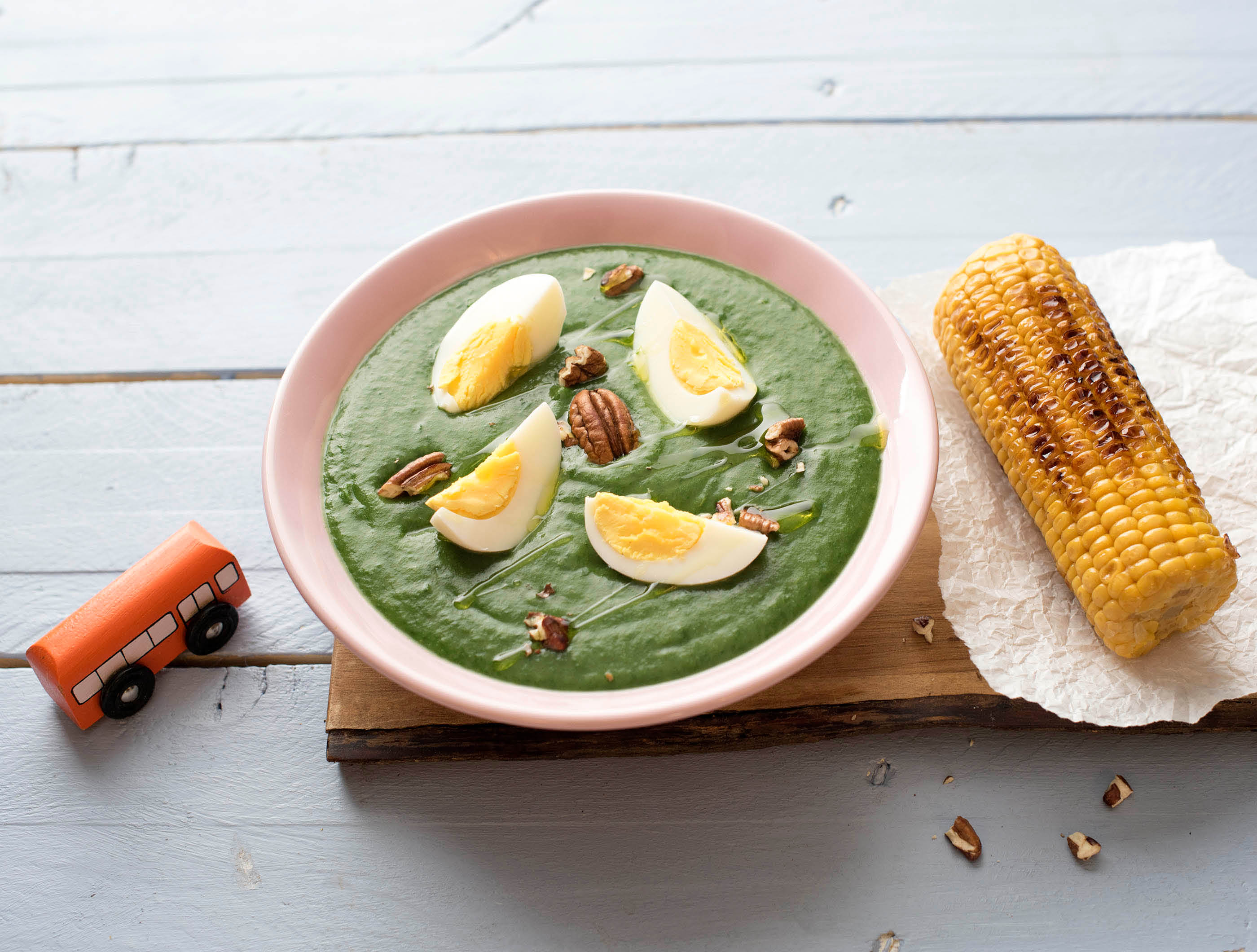 Spinaziesoep met een maïskolf