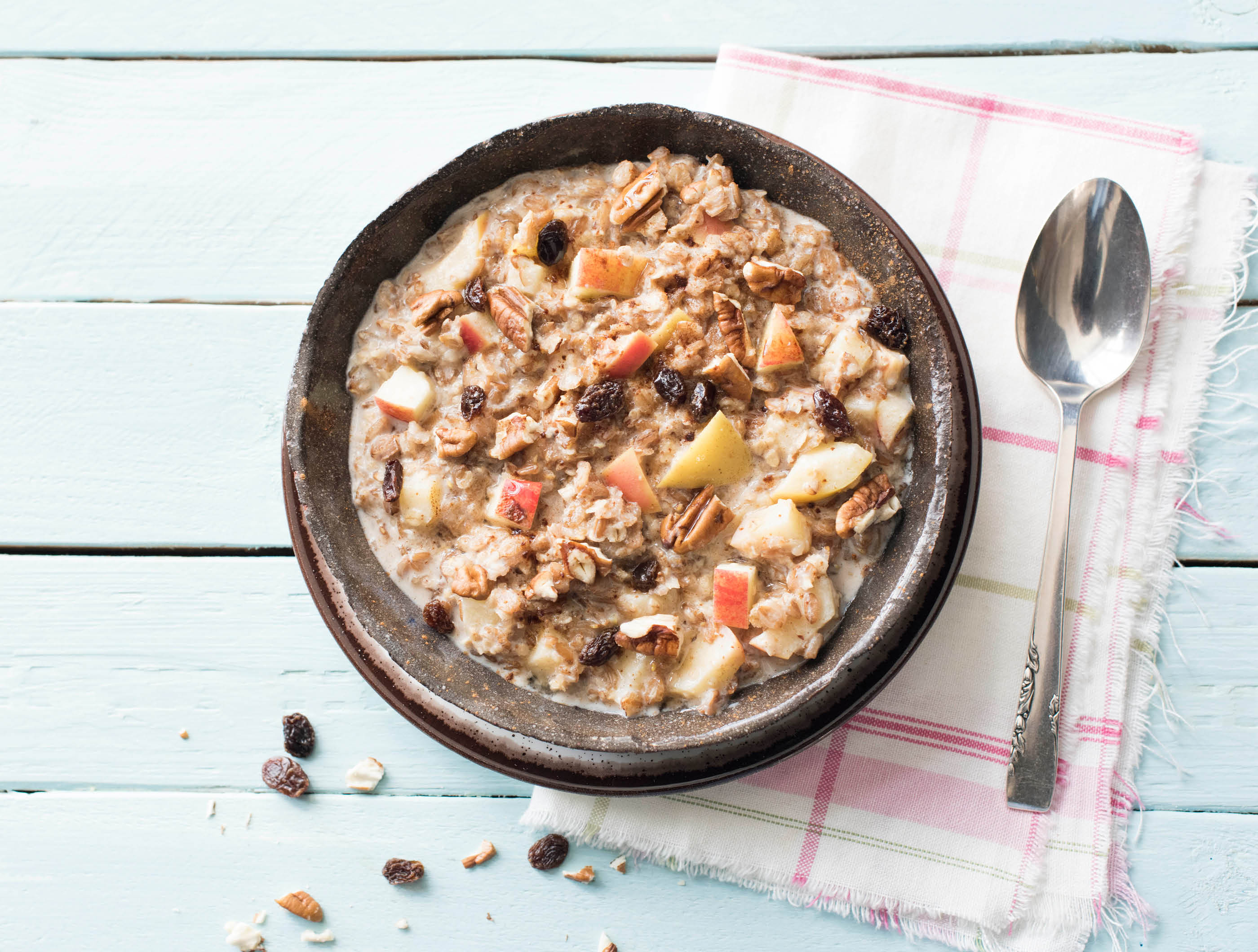 Havermoutpap met appel, kaneel, rozijnen en pecannoten