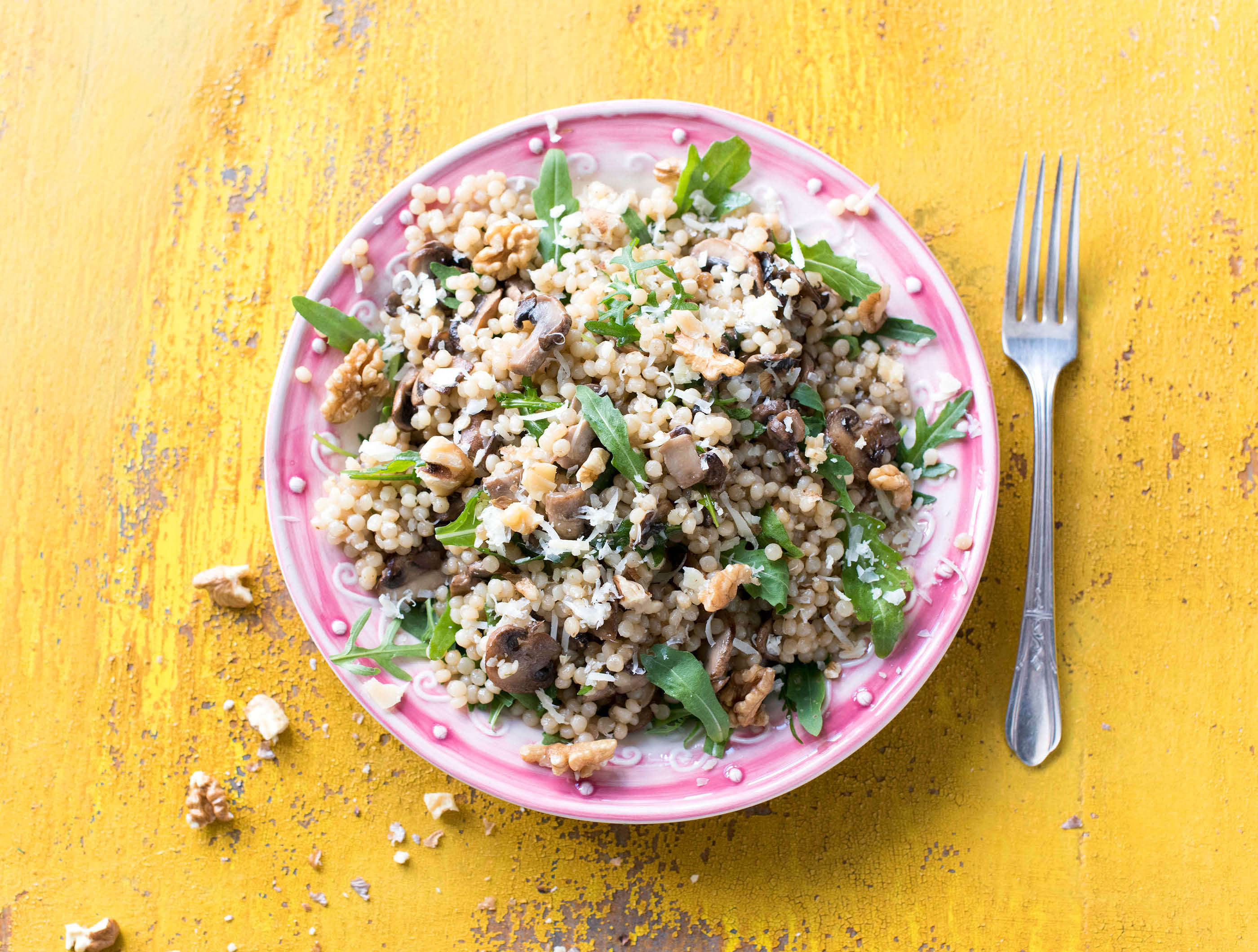 Parelcouscous met champignons, gruyère en walnoten