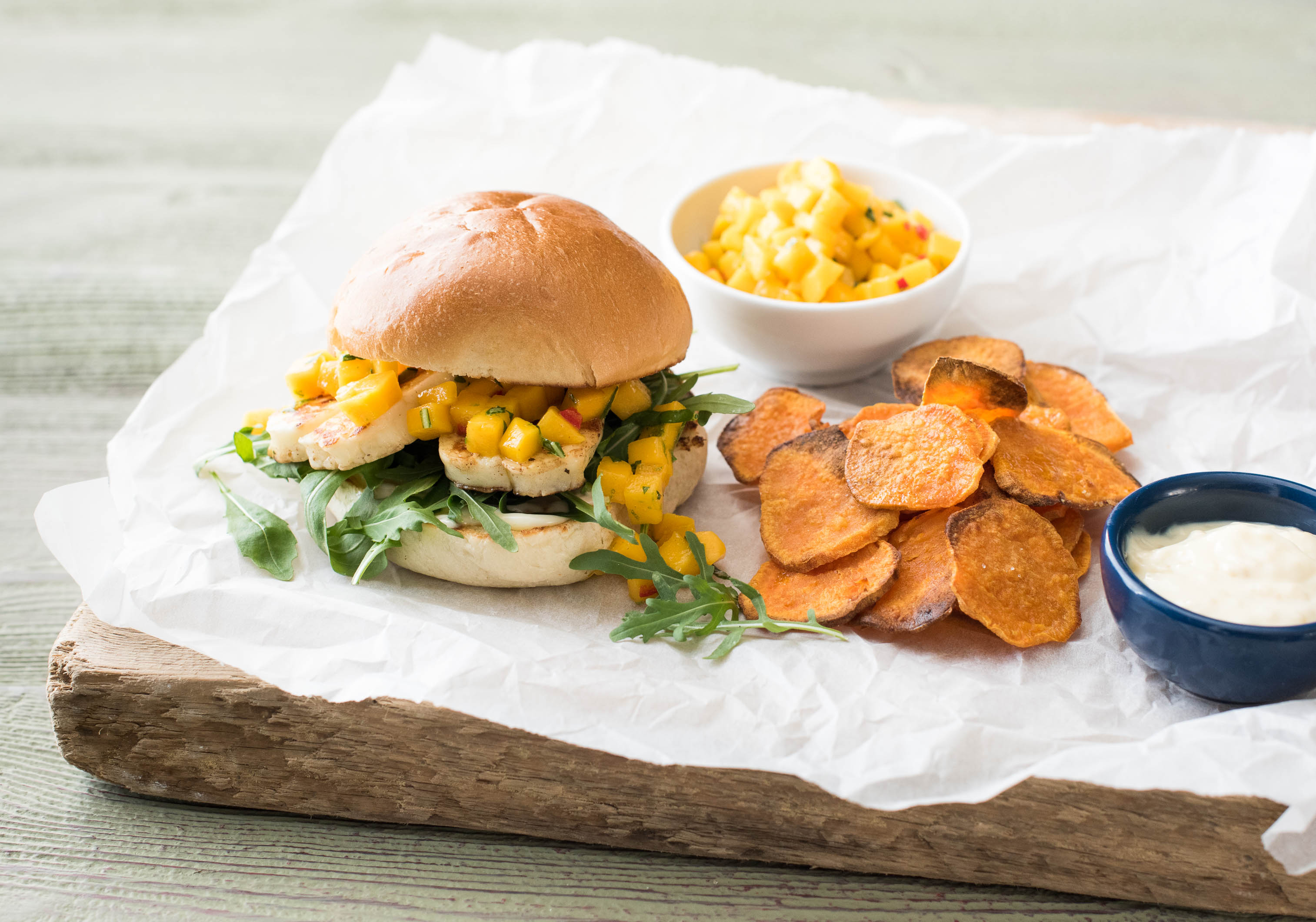 Grillkäse-Burger mit Mango-Salsa