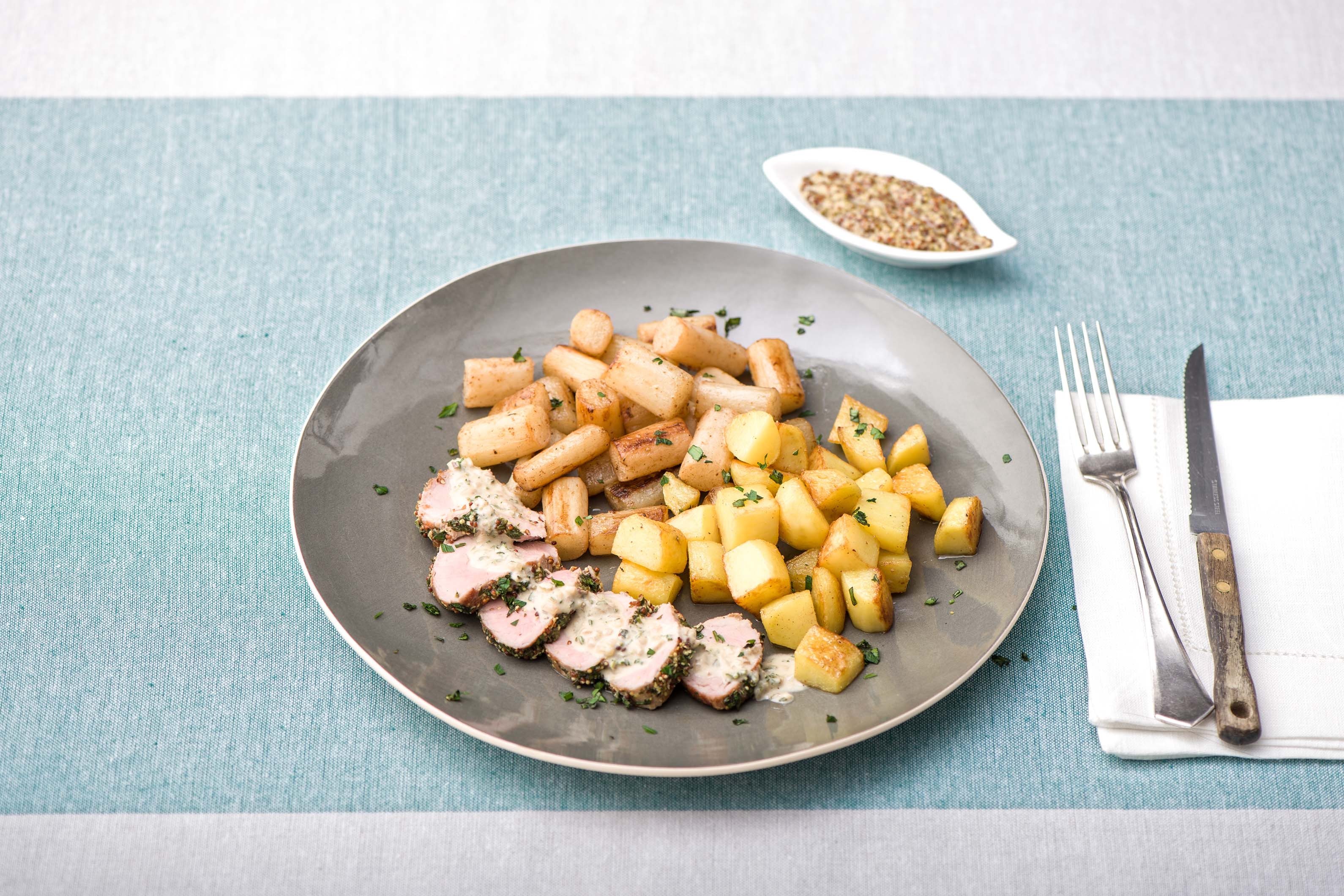 Schweinefilet in Kräuterkruste mit Schwarzwurzelgemüse