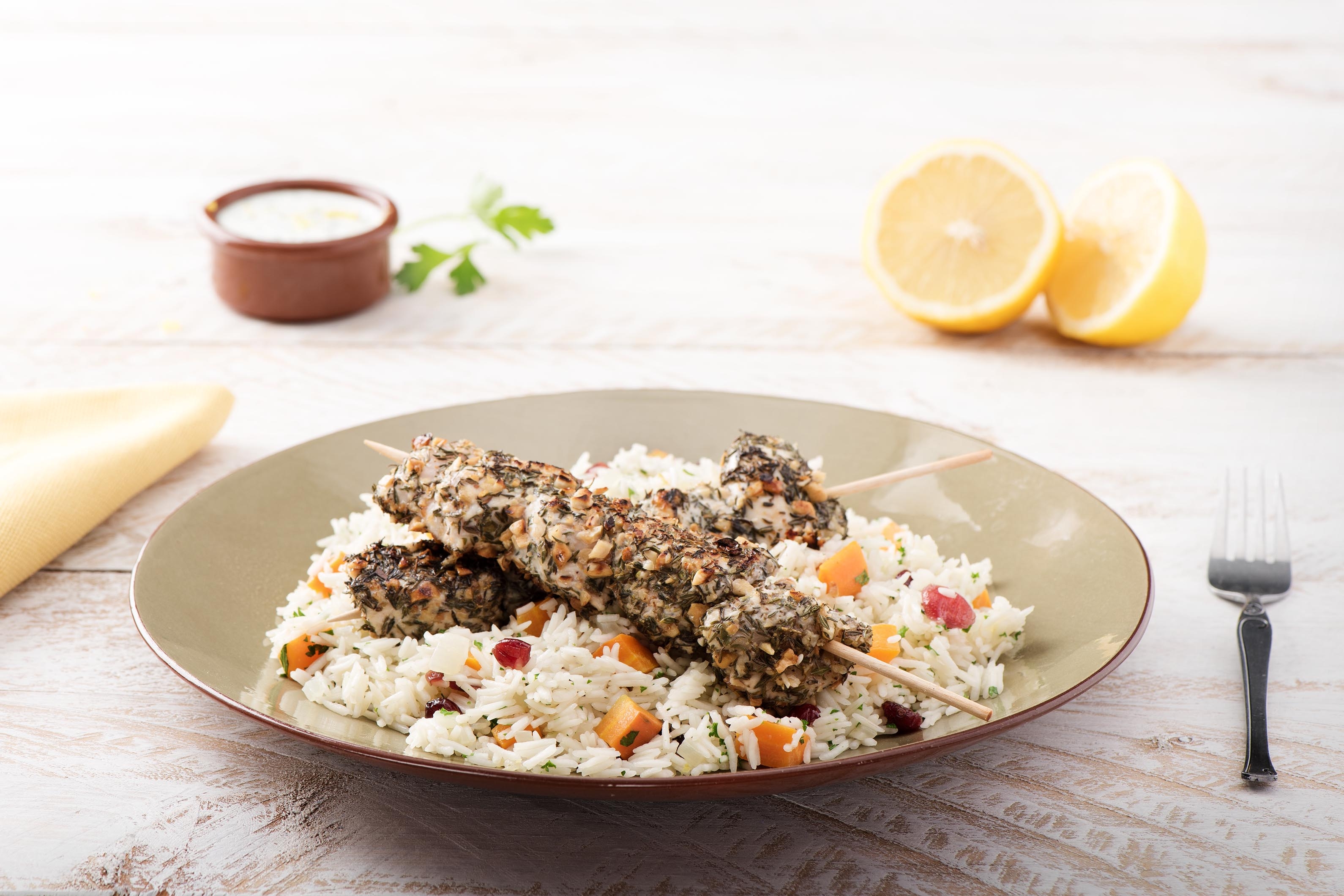 Knusprige „Dukkah“-Pouletspiessli auf buntem Basmatireis