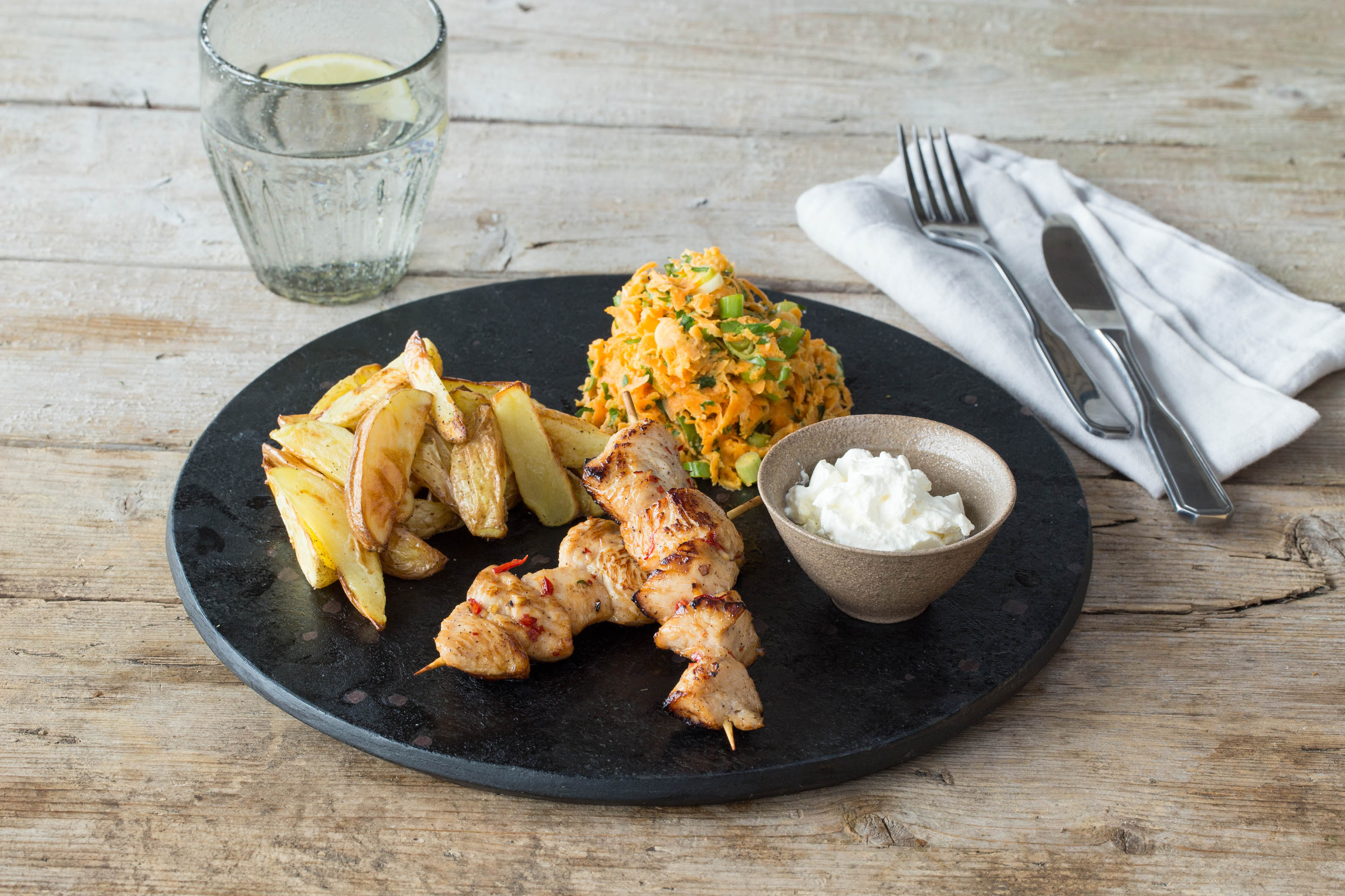 Trutenbrust-Spiessli mit knusprigen Kartoffelecken