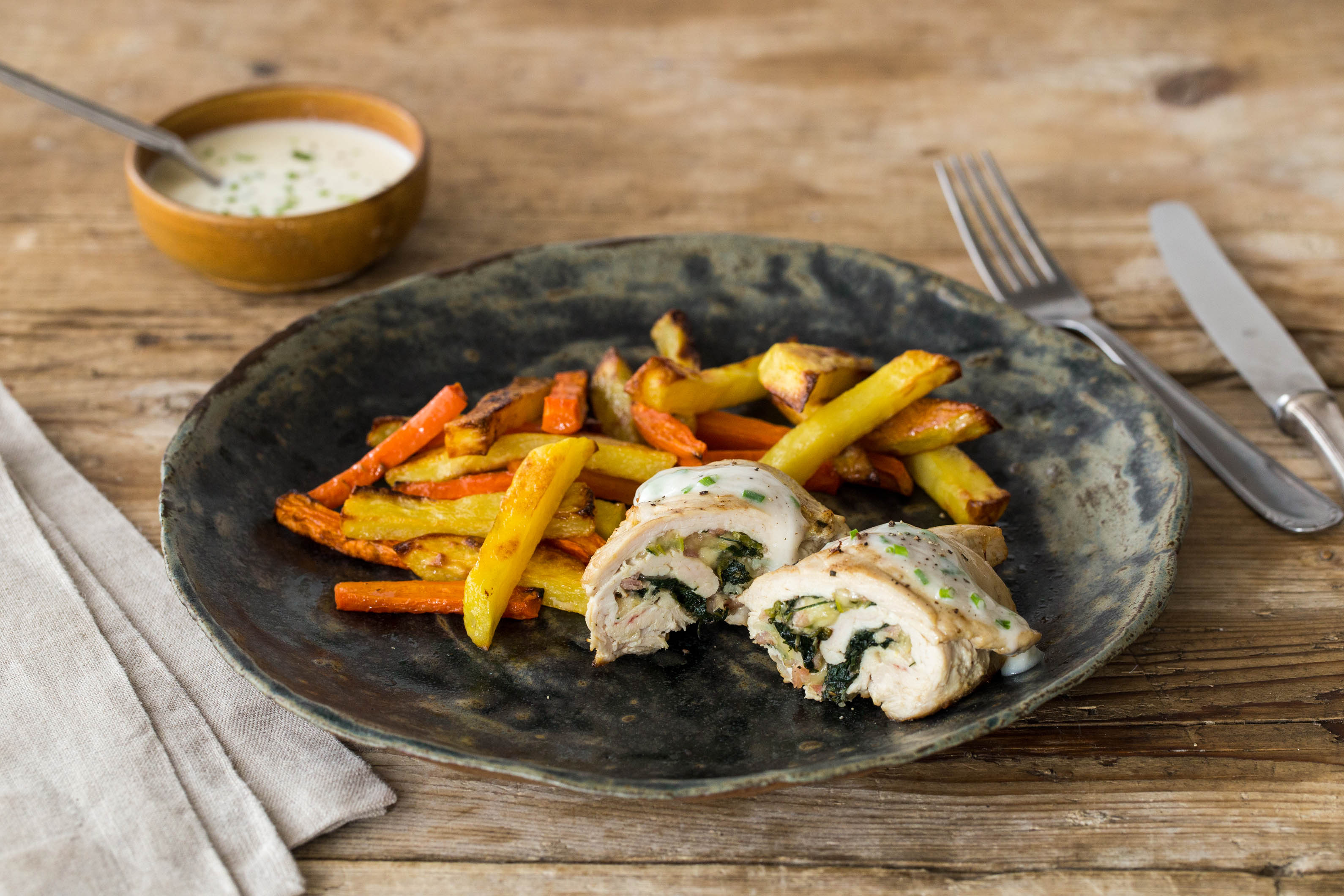 Mit Löwenzahn gefüllte Trutenbrust-Roulade