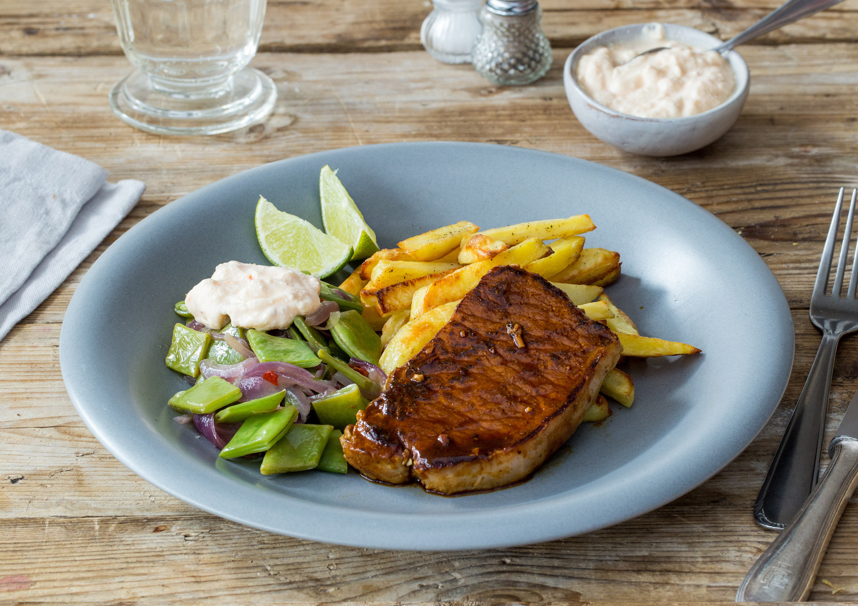 Würzige „Tex-Mex“-Steaks mit Ofen-Pommes,