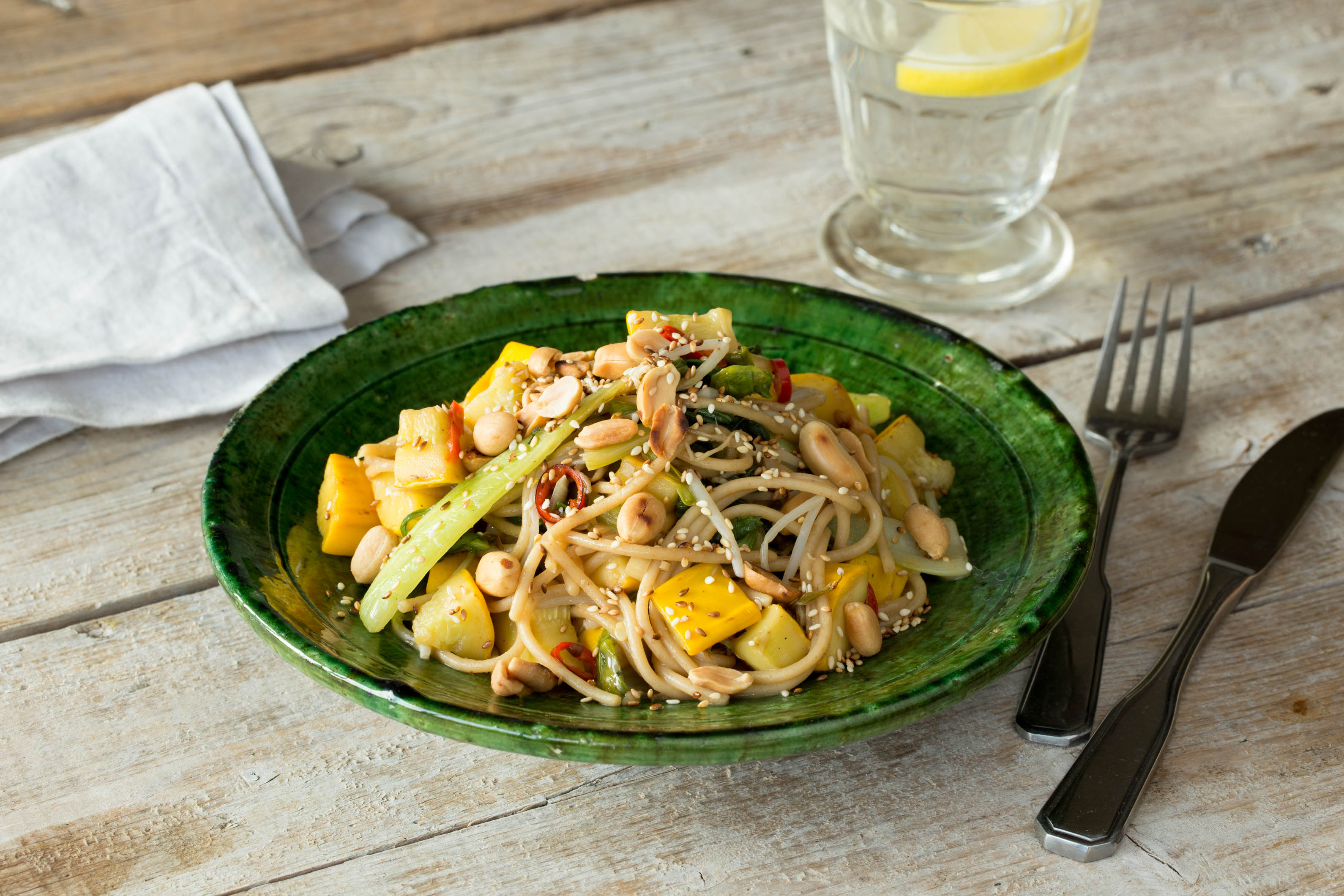 Asiatische Vollkornspaghetti-Pfanne mit Kokosmilch-Gemüse