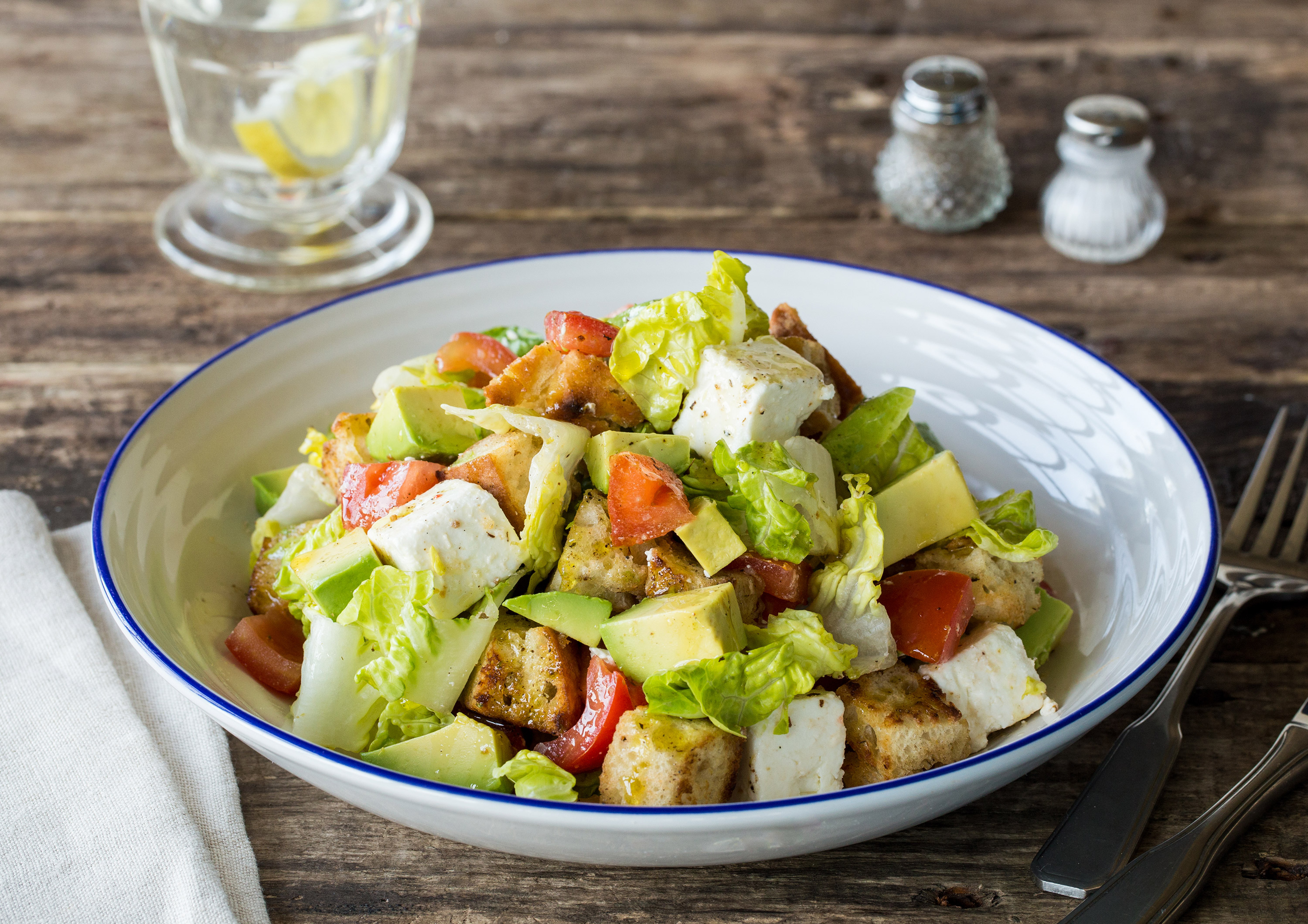 Knuspriger Brotsalat mit Pouletwürfeln