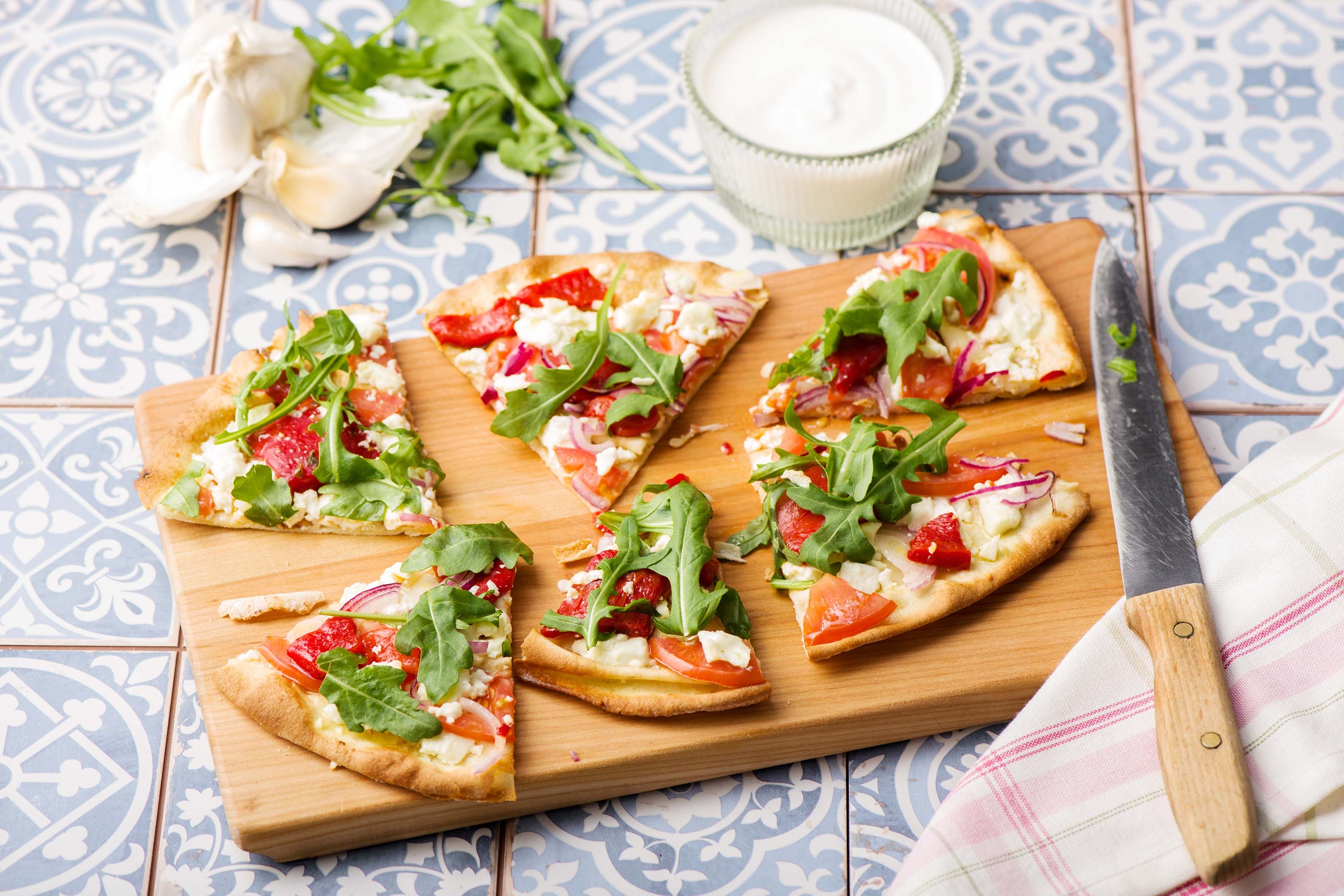 Mediterrane Fladenbrot-Pizza mit Feta und Peperoni-Antipasti,