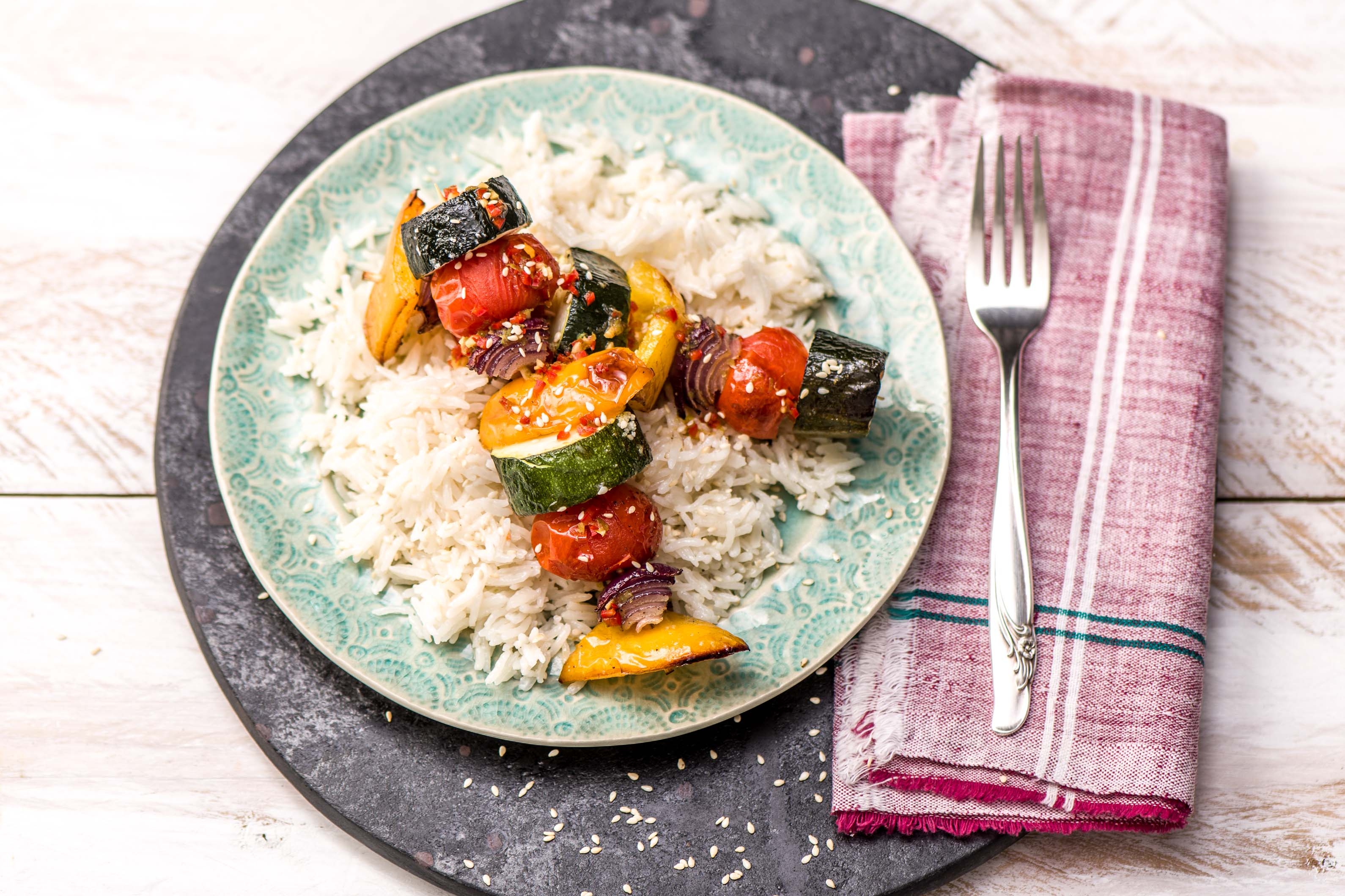 Vegetarische Gemüsespiesse mit Erdnuss-Satay-Sauce