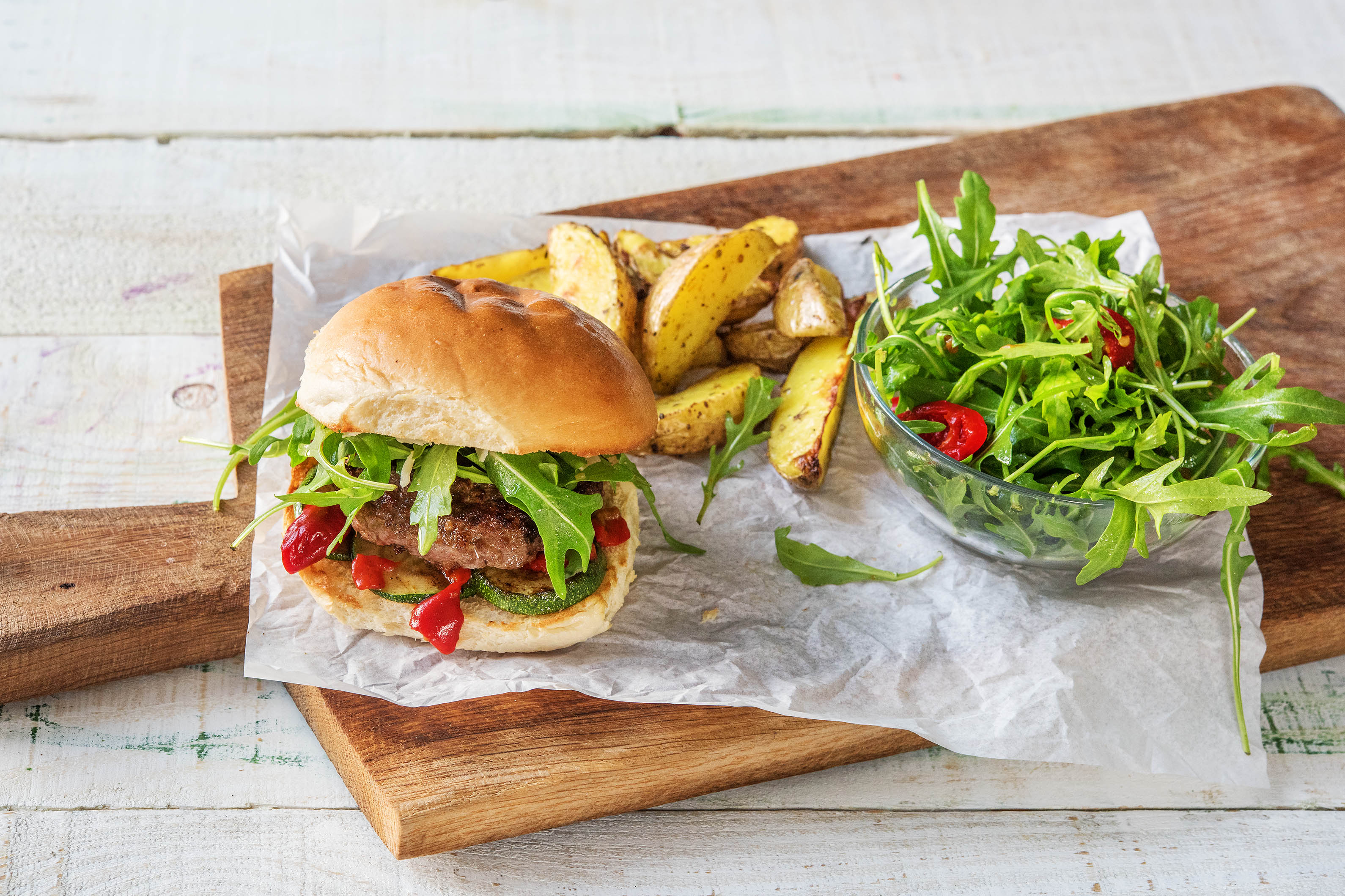 Mediterraner Burger mit Antipasti