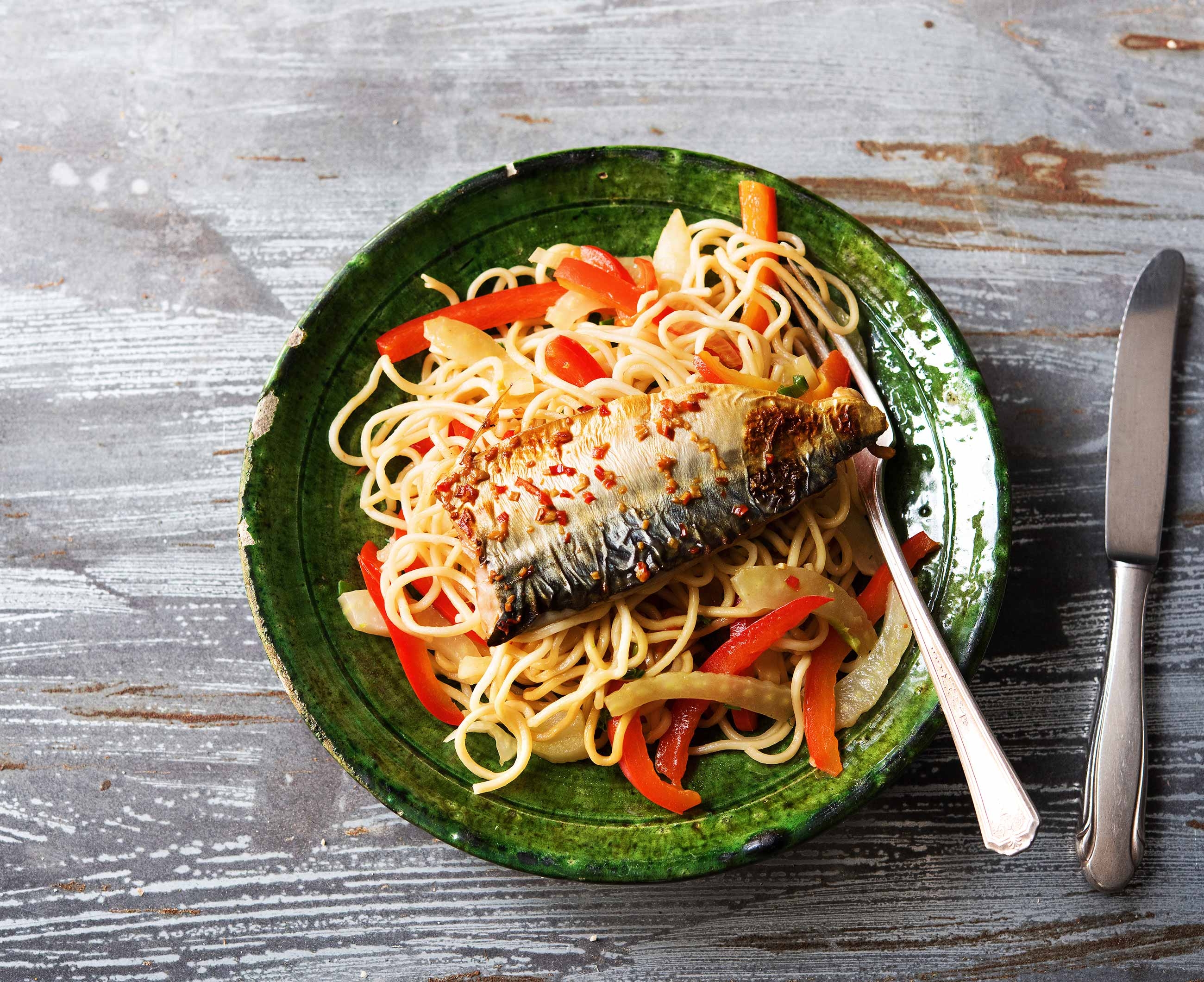 Aziatische noedels met gemarineerde verse makreelfilet