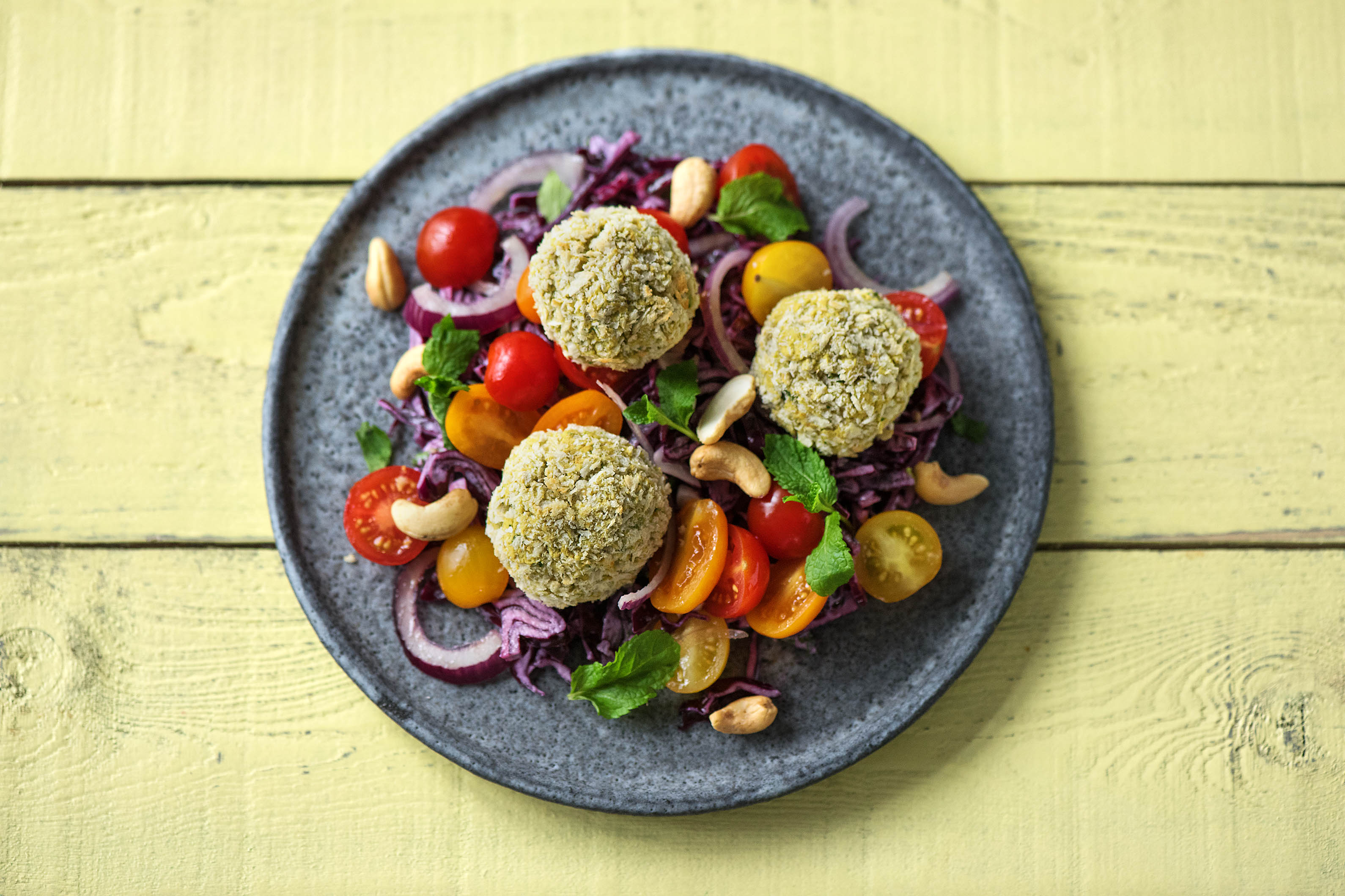 Grüne Falafel mit Rotkohlsalat